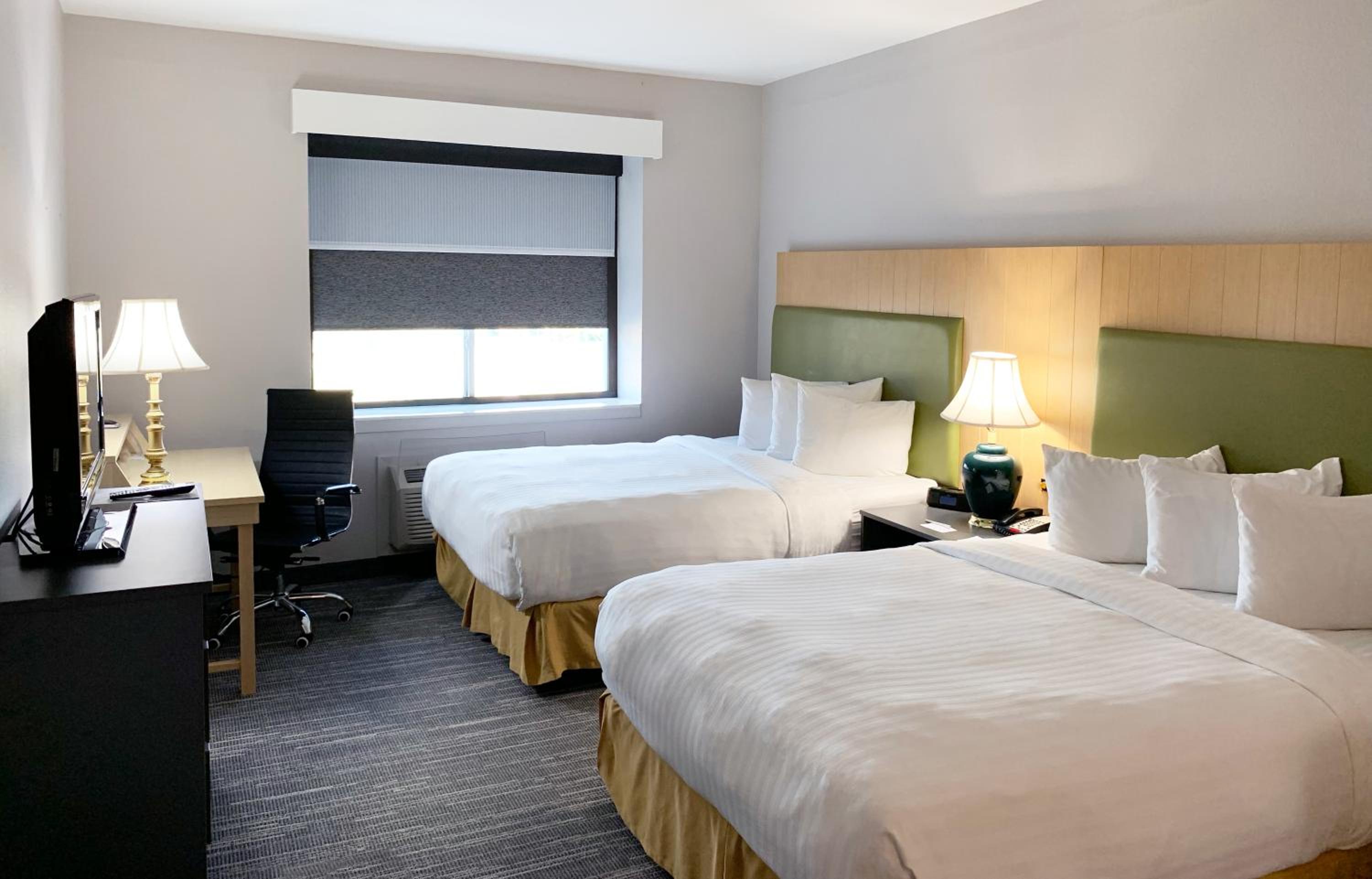 Queen Room with Two Queen Beds - Non-Smoking - Photo 2