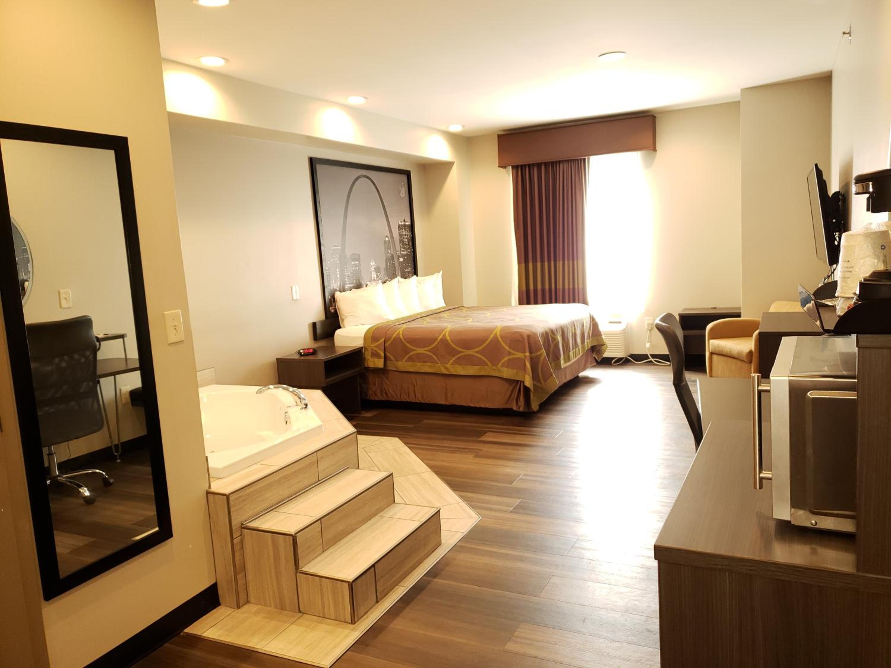 Deluxe King Suite - Non-Smoking - Photo 2
