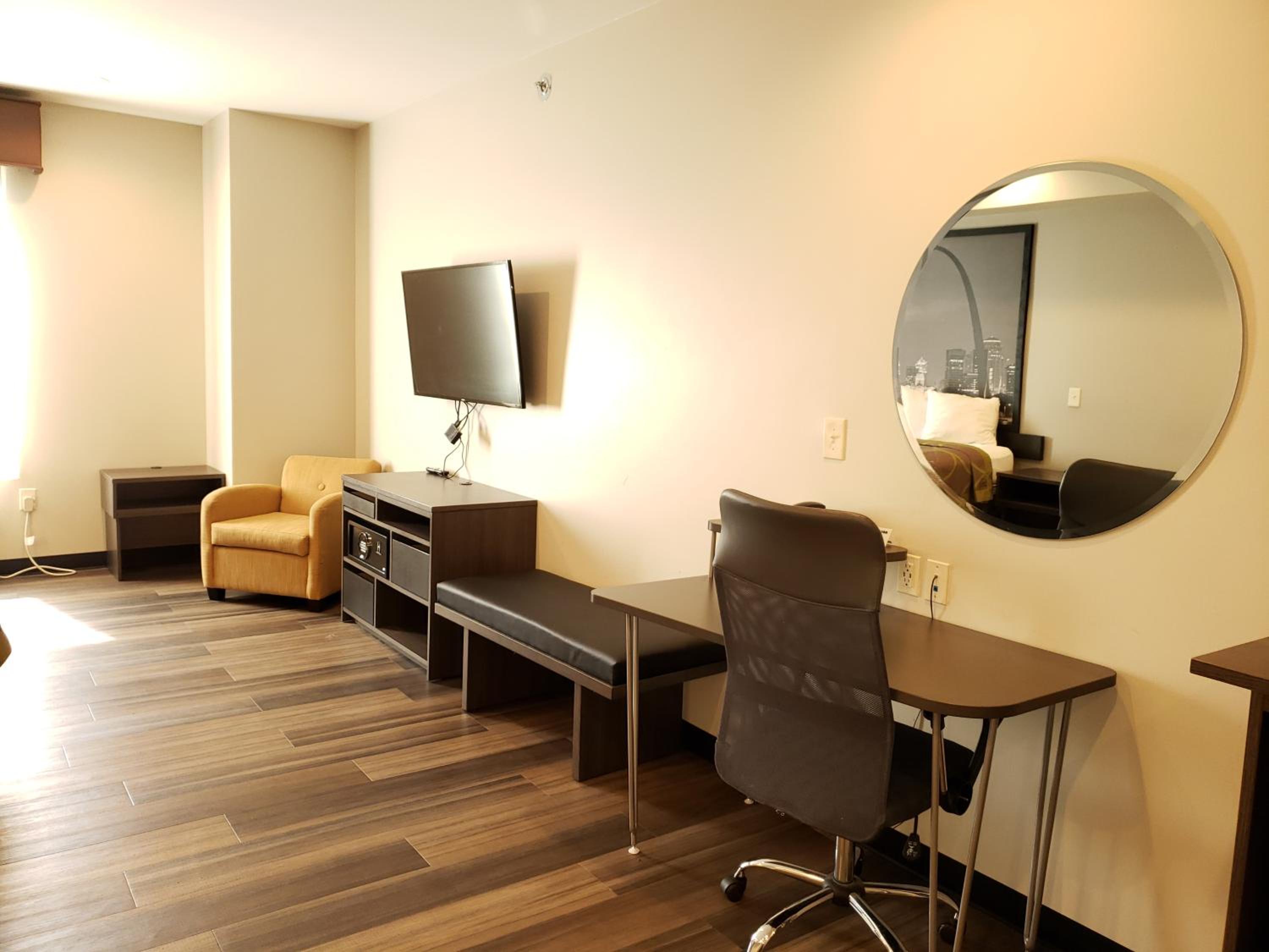 Deluxe King Suite - Non-Smoking - Photo 4
