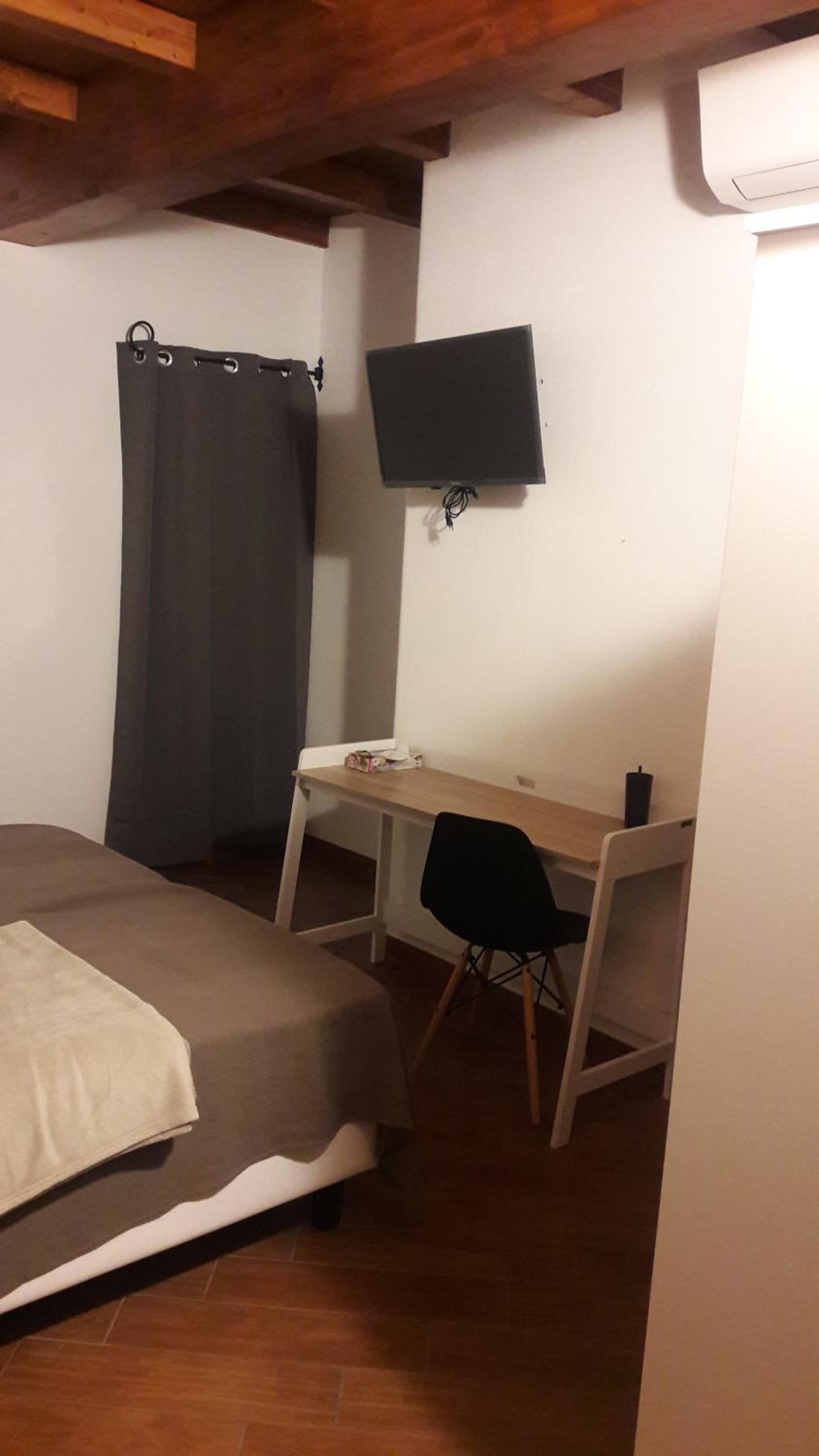 Double or Twin Room with Private Bathroom - Photo 2
