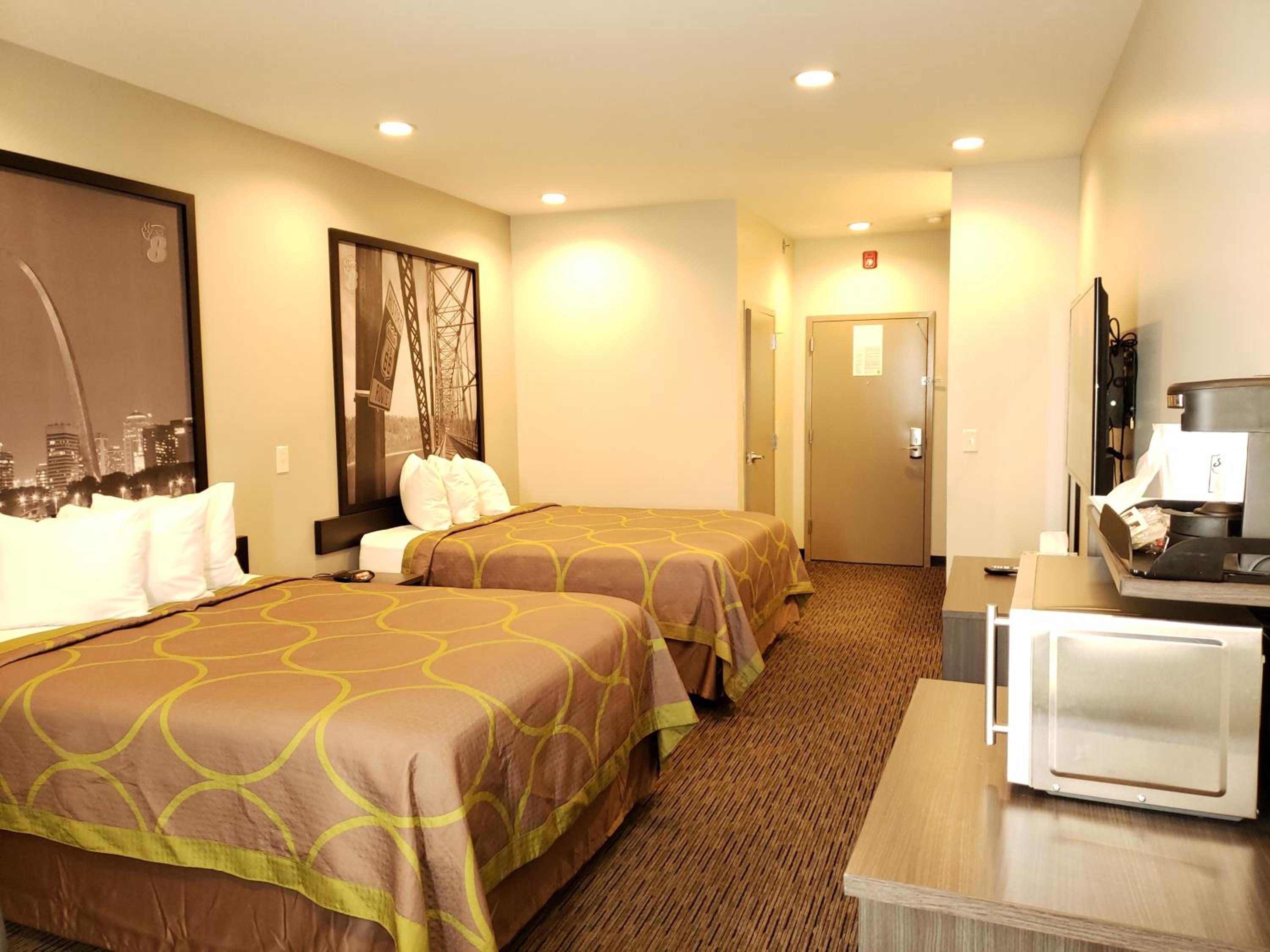 Queen Room with Two Queen Beds - Non-Smoking - Photo 4