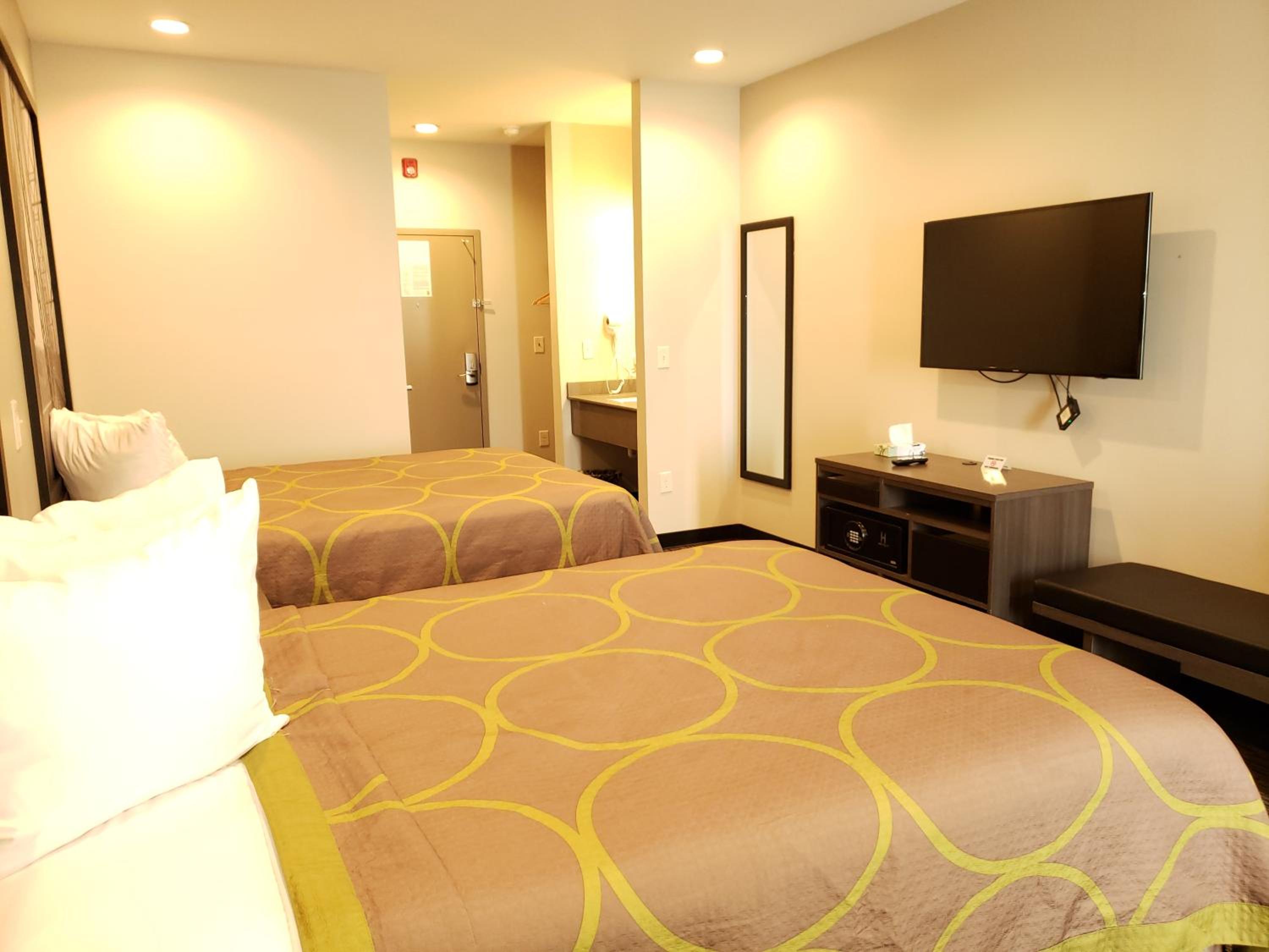 Queen Room with Two Queen Beds - Non-Smoking - Photo 2