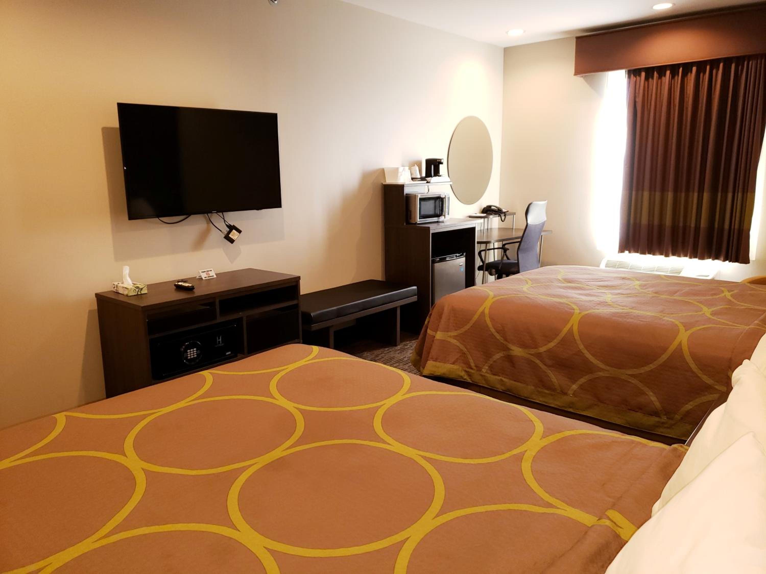 Queen Room with Two Queen Beds - Non-Smoking - Photo 5