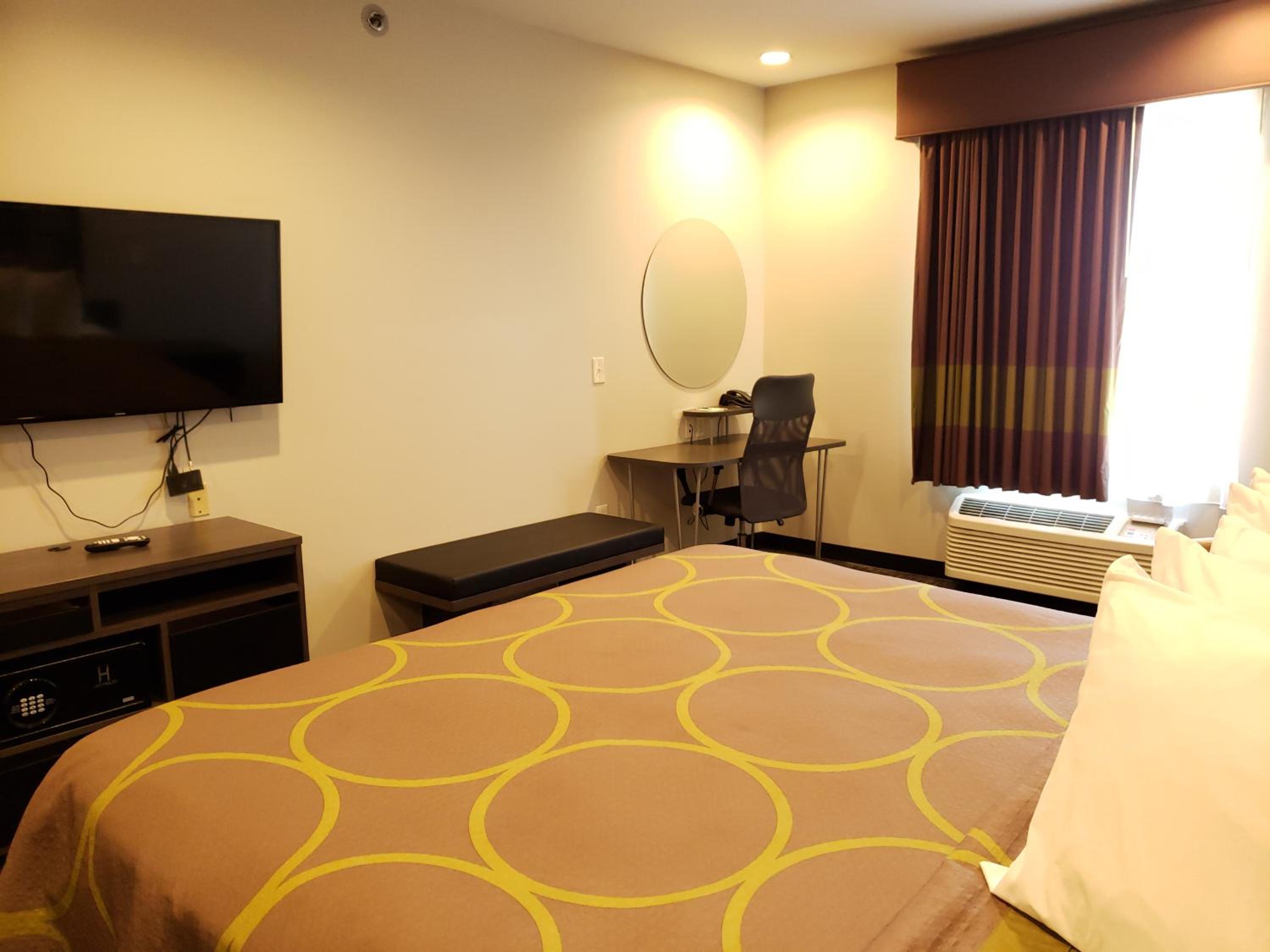 King Room - Non-Smoking - Photo 4