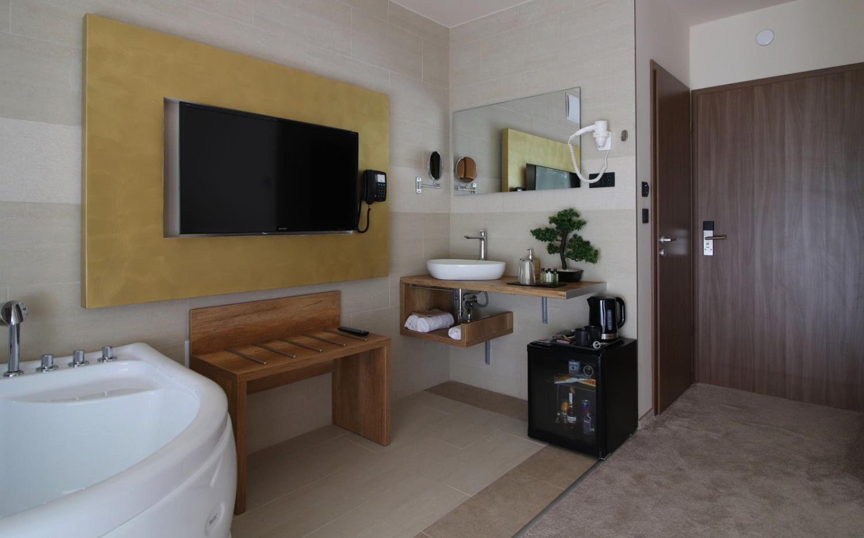 Queen Room with Spa Bath - Photo 5