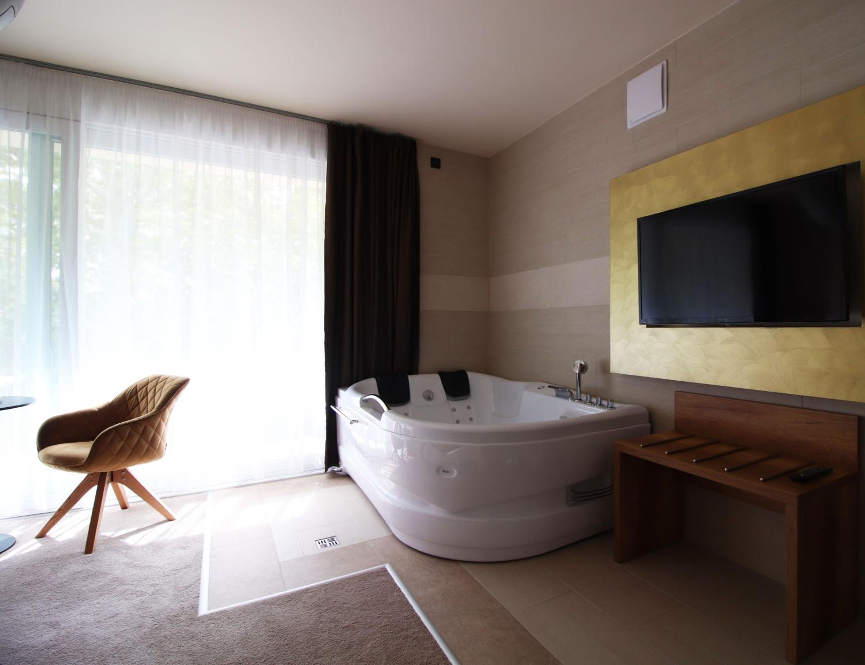 Queen Room with Spa Bath - Photo 7
