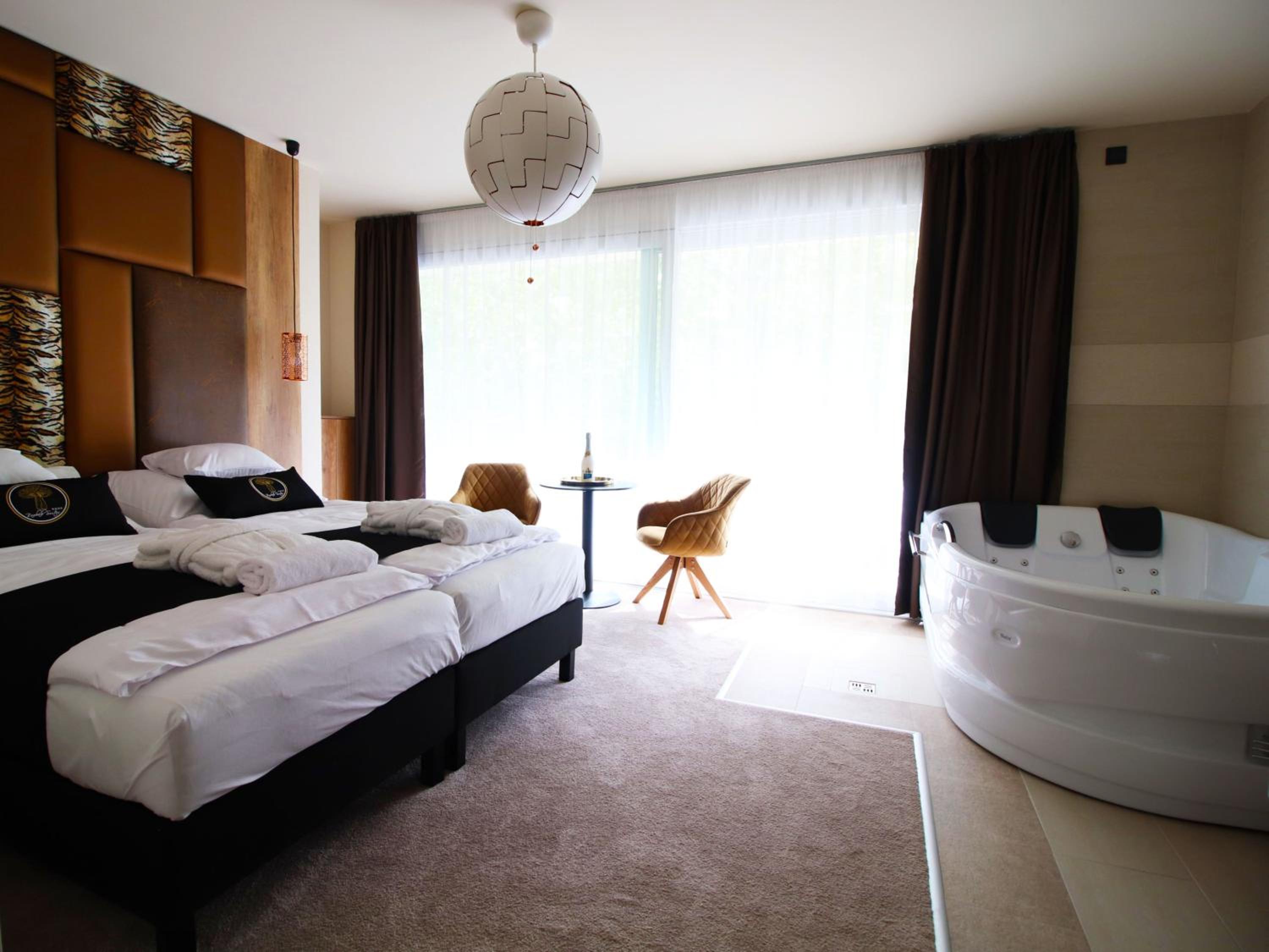 Queen Room with Spa Bath - Photo 8