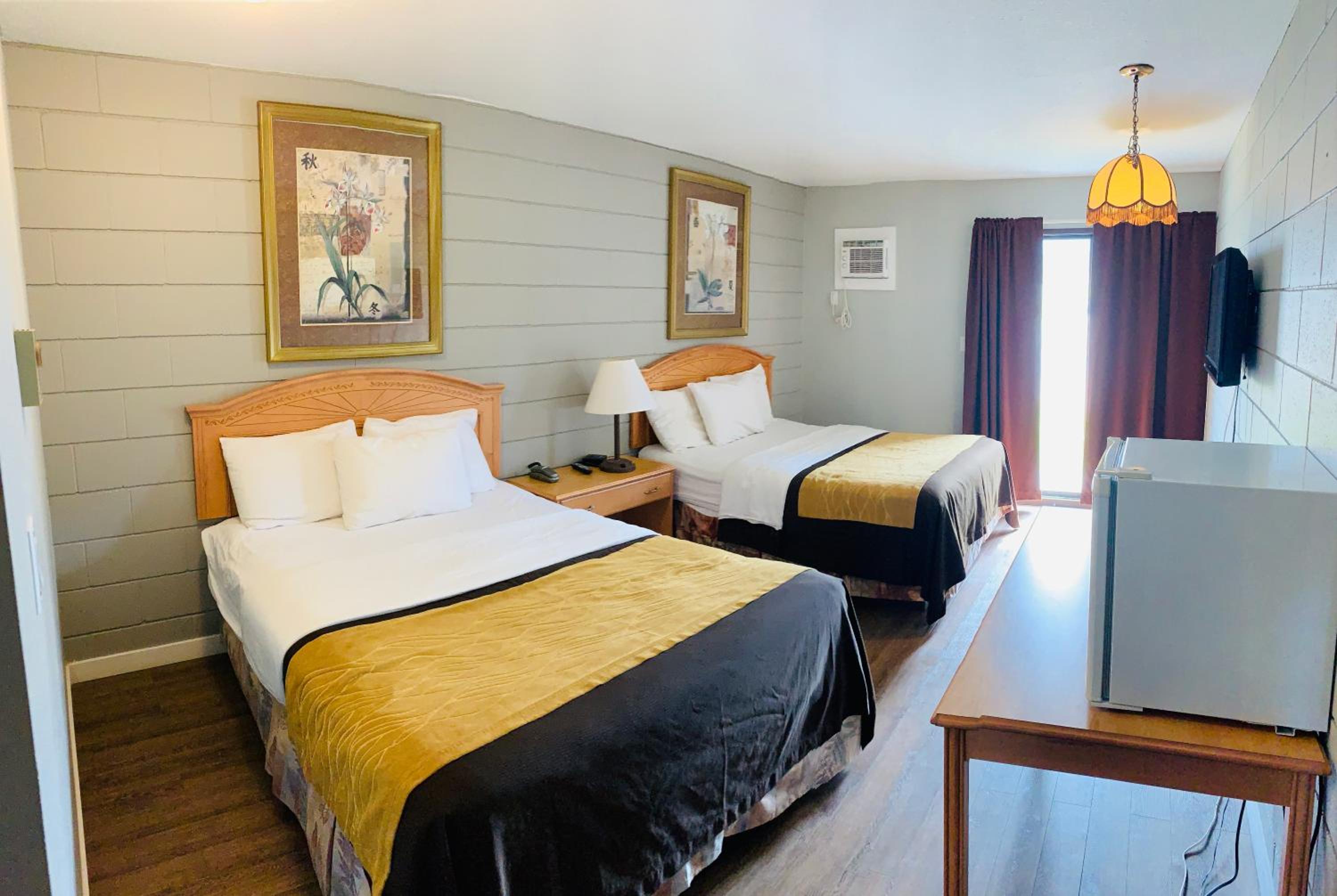 Queen Room with Two Queen Beds photo 2