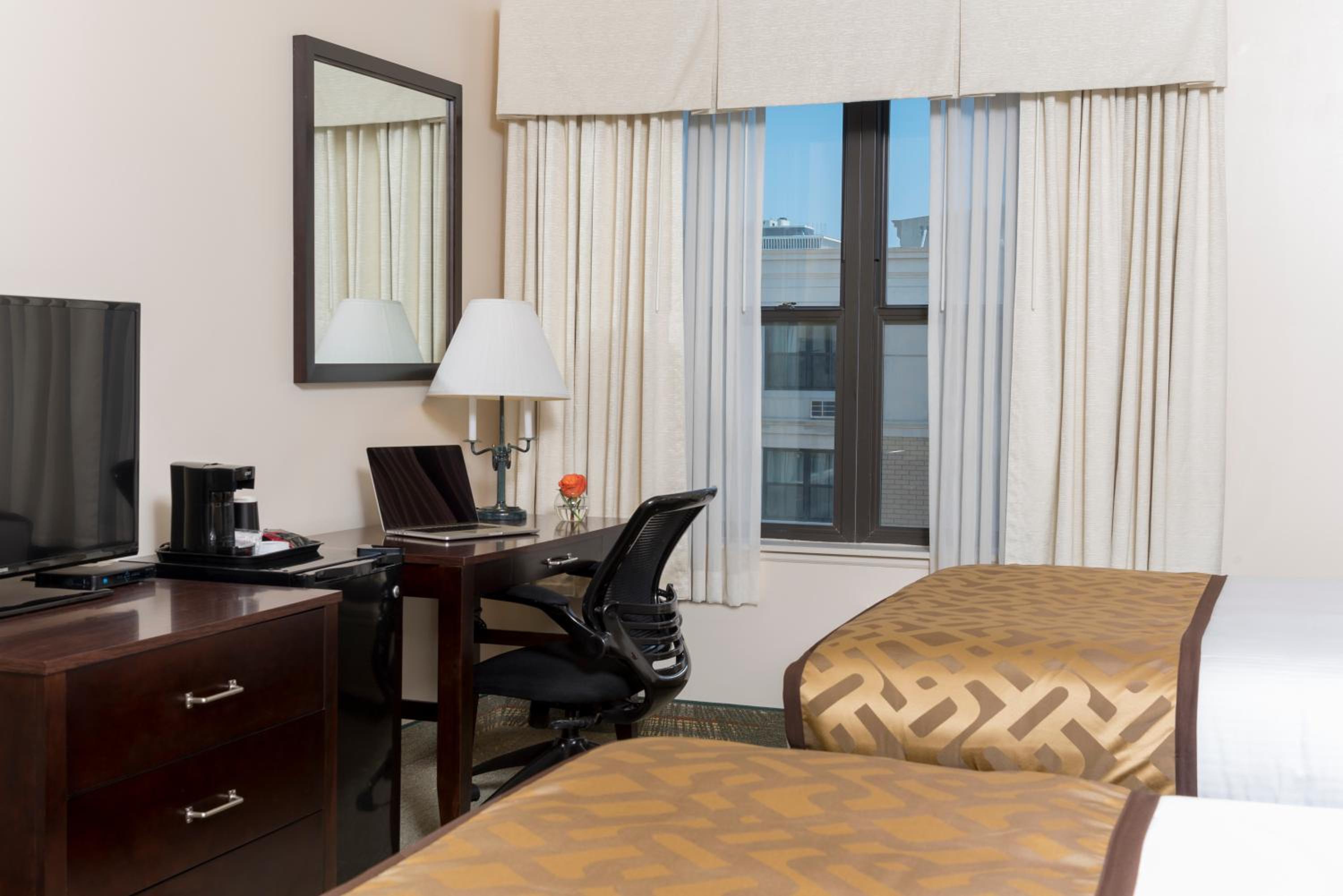 Queen Room with Two Queen Beds - Non-Smoking - Photo 2