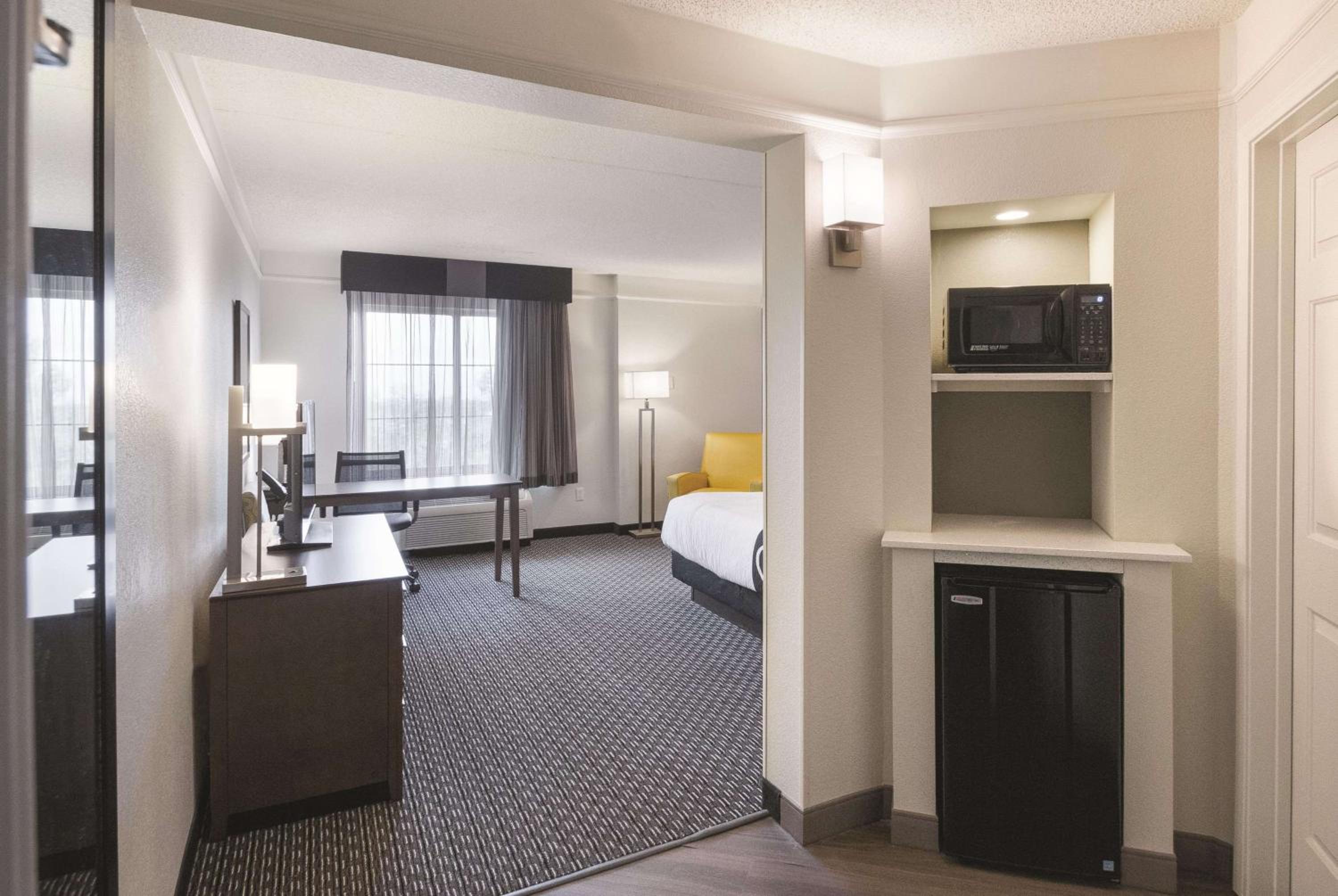 Deluxe King Room - Photo 11