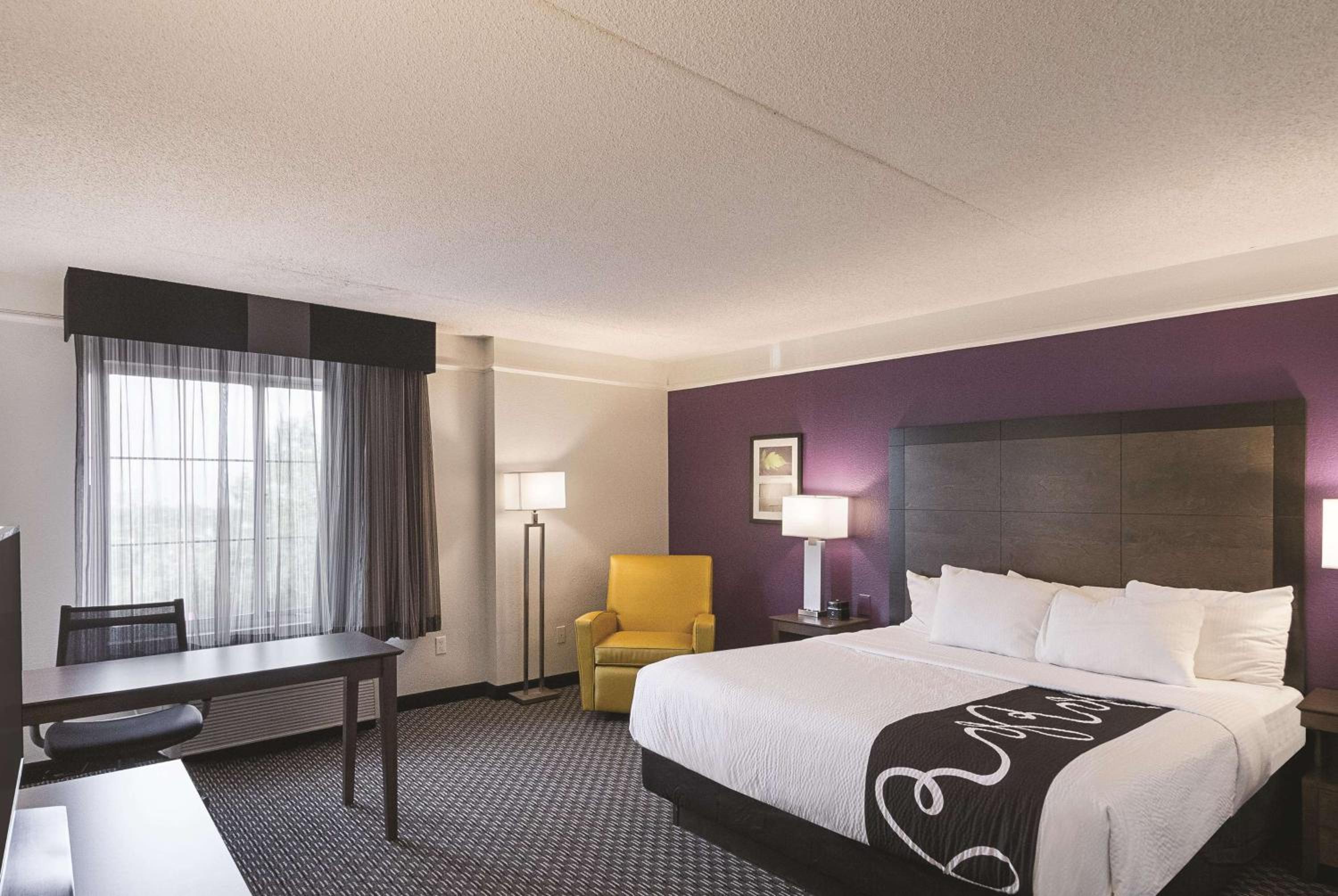 Deluxe King Room - Photo 2
