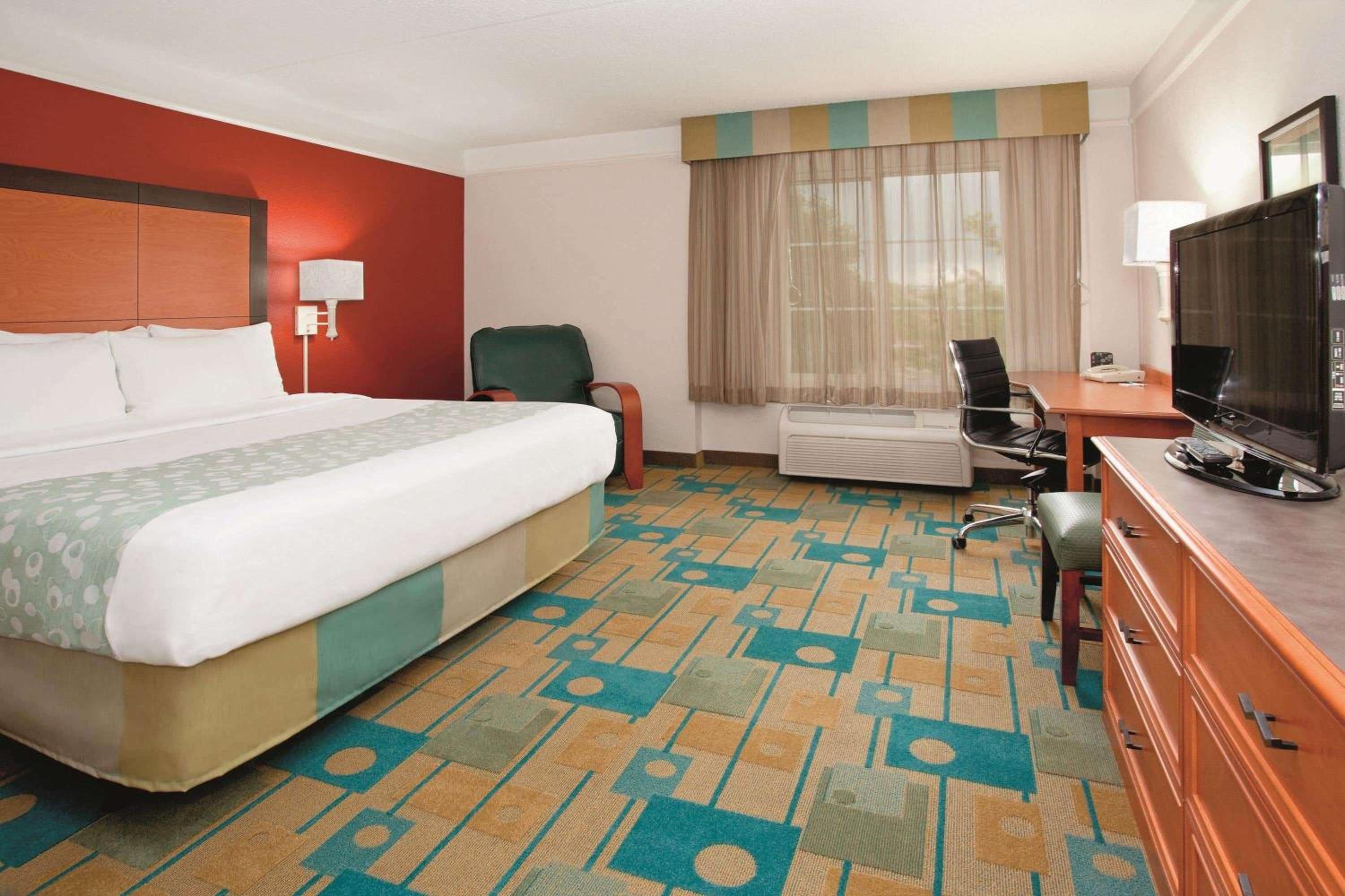 King Room with Bath Tub - Mobility Accessible/Non-Smoking - Photo 2