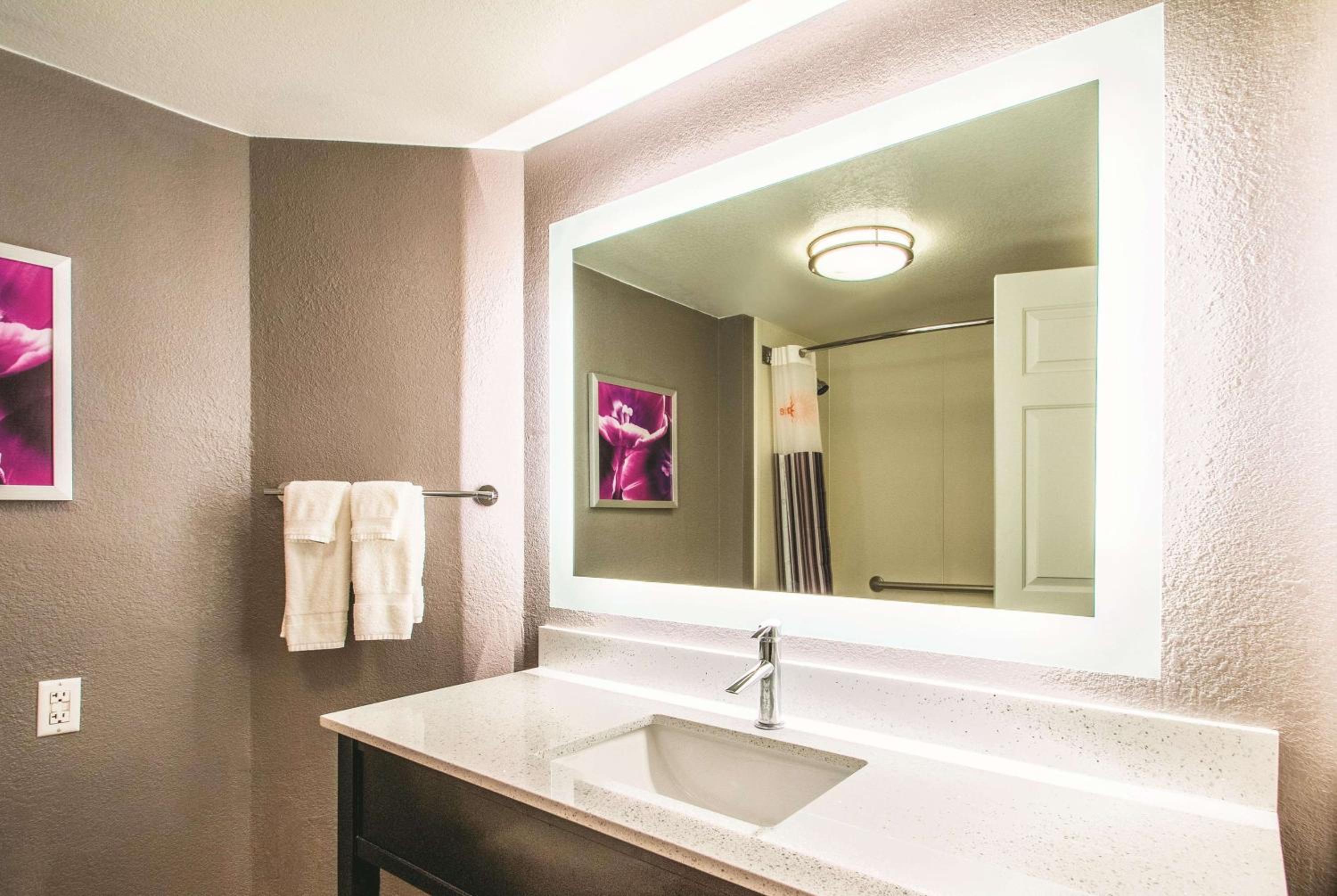 Deluxe Double Room with Two Double Beds - Photo 10