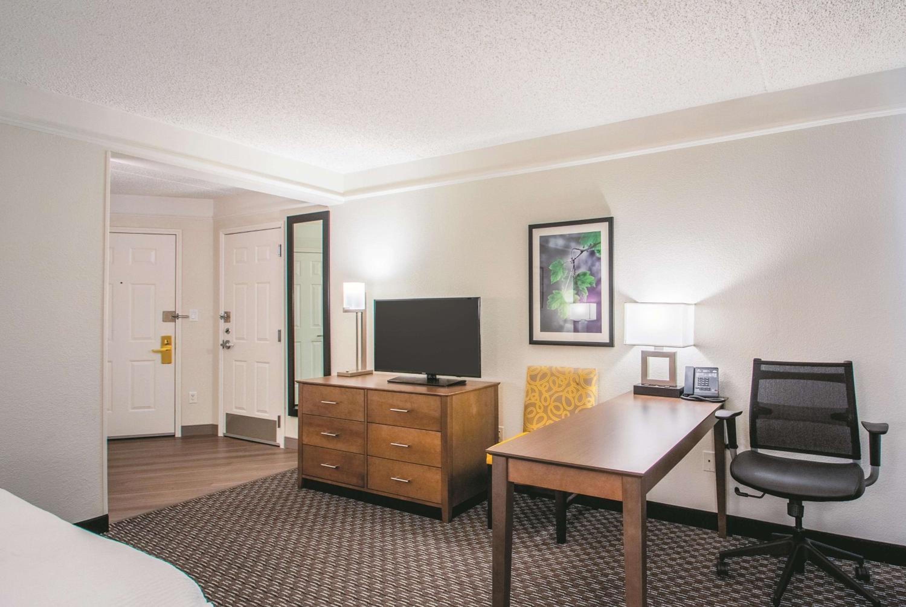 Deluxe King Room - Photo 3