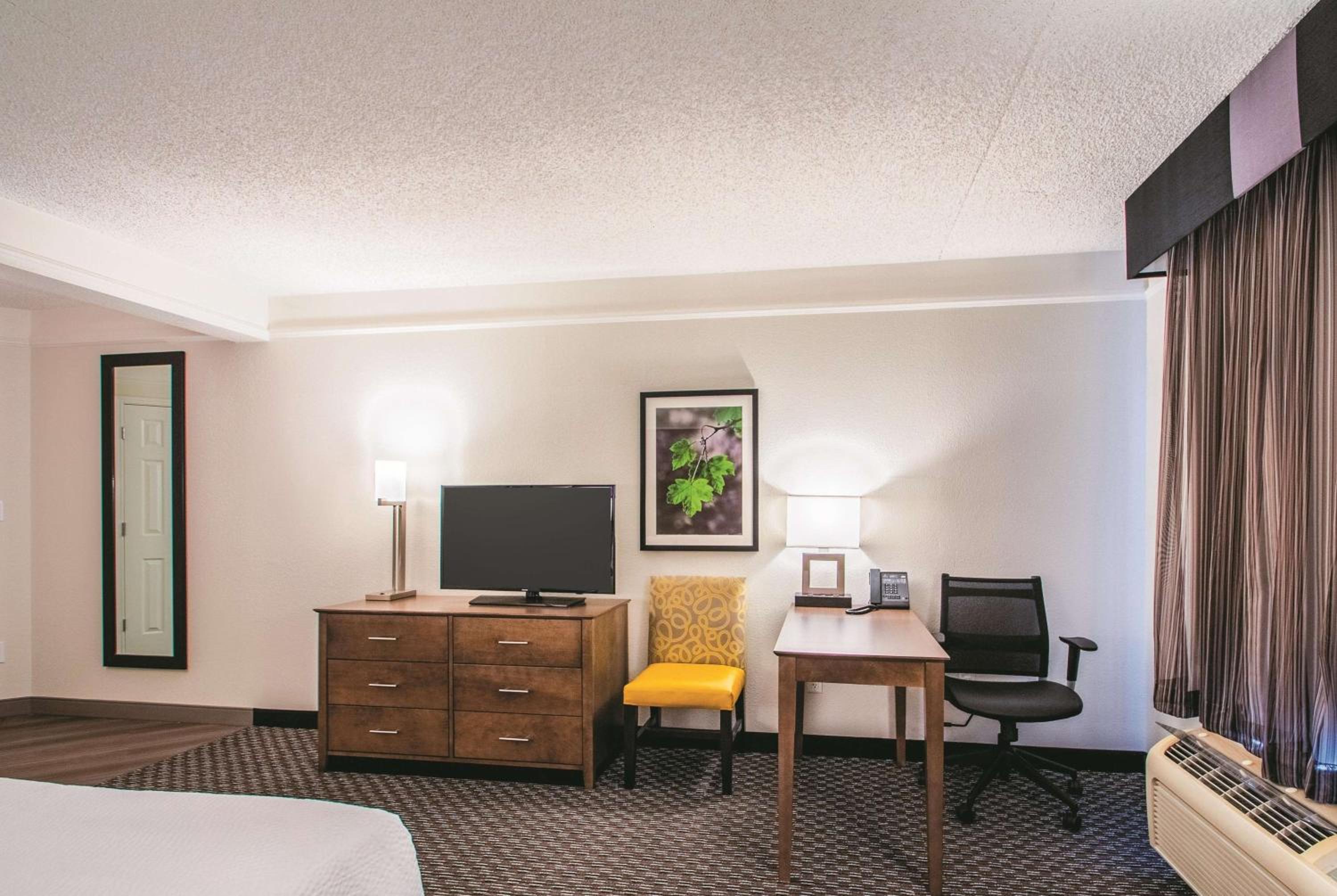 Deluxe King Room - Photo 5