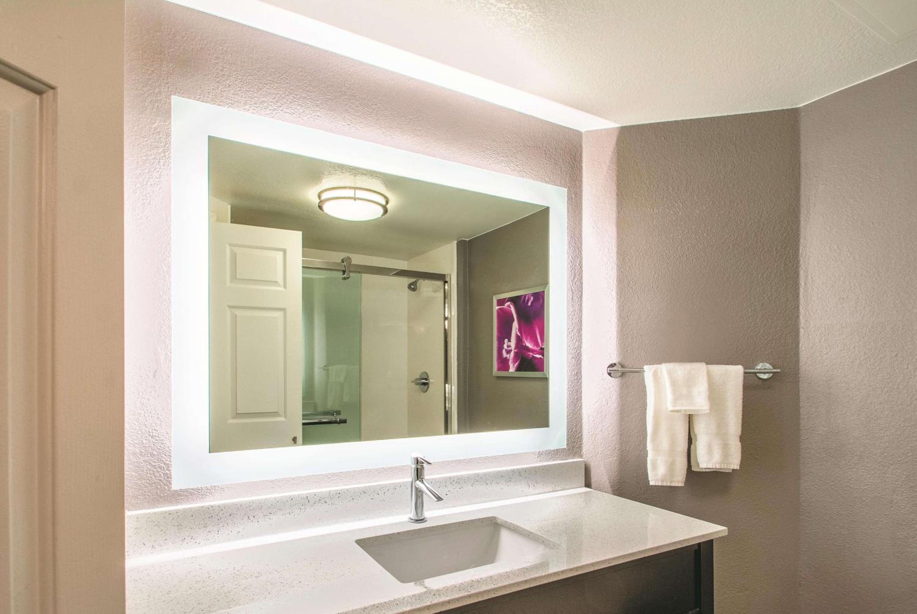 Deluxe King Room - Photo 6