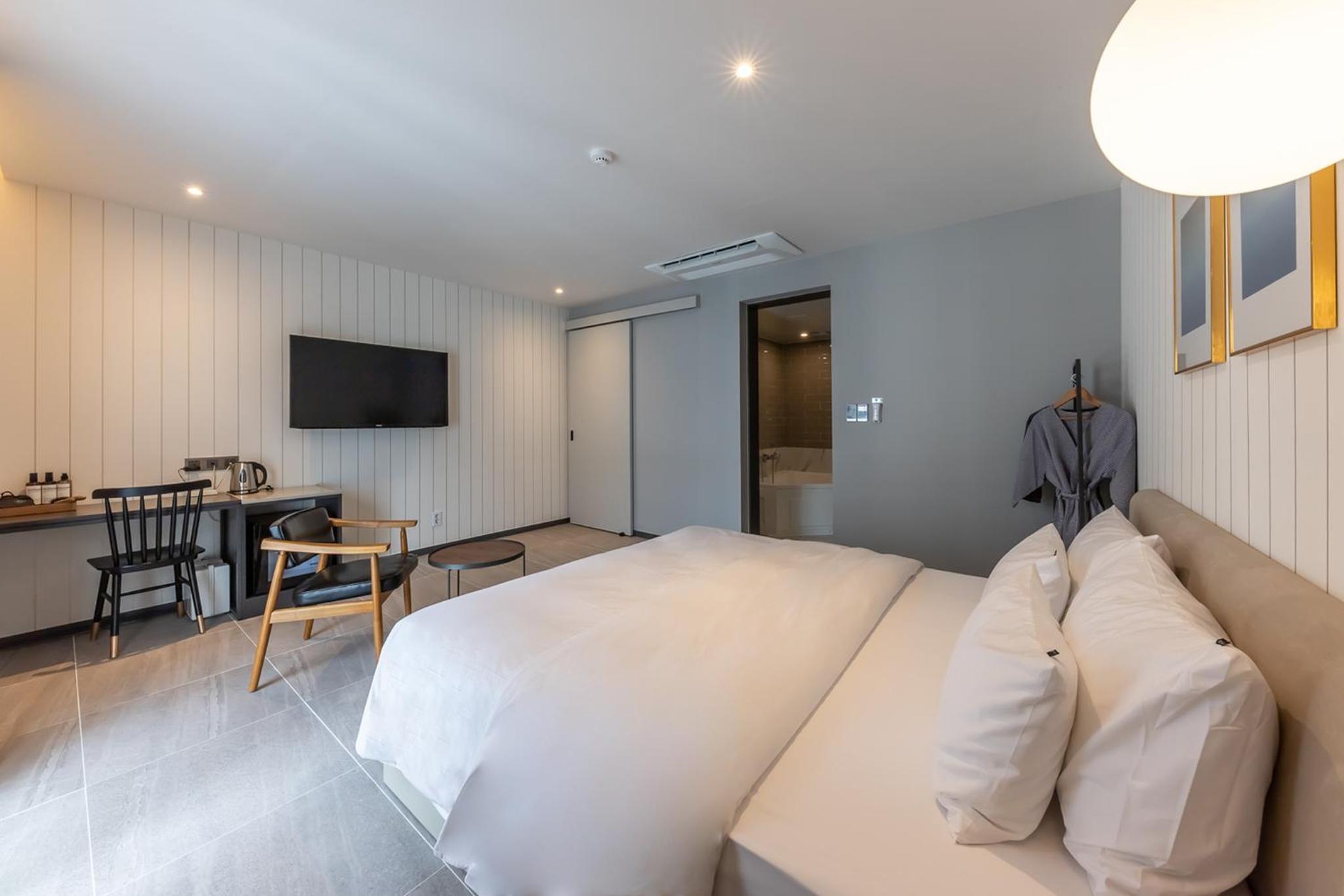Standard Double Room - Photo 9
