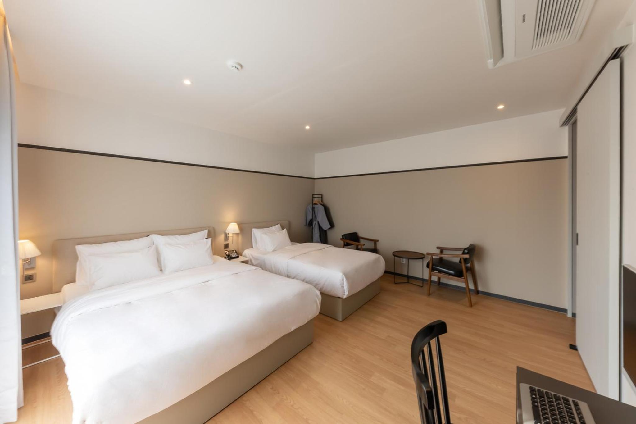 Deluxe Twin Room - Photo 6