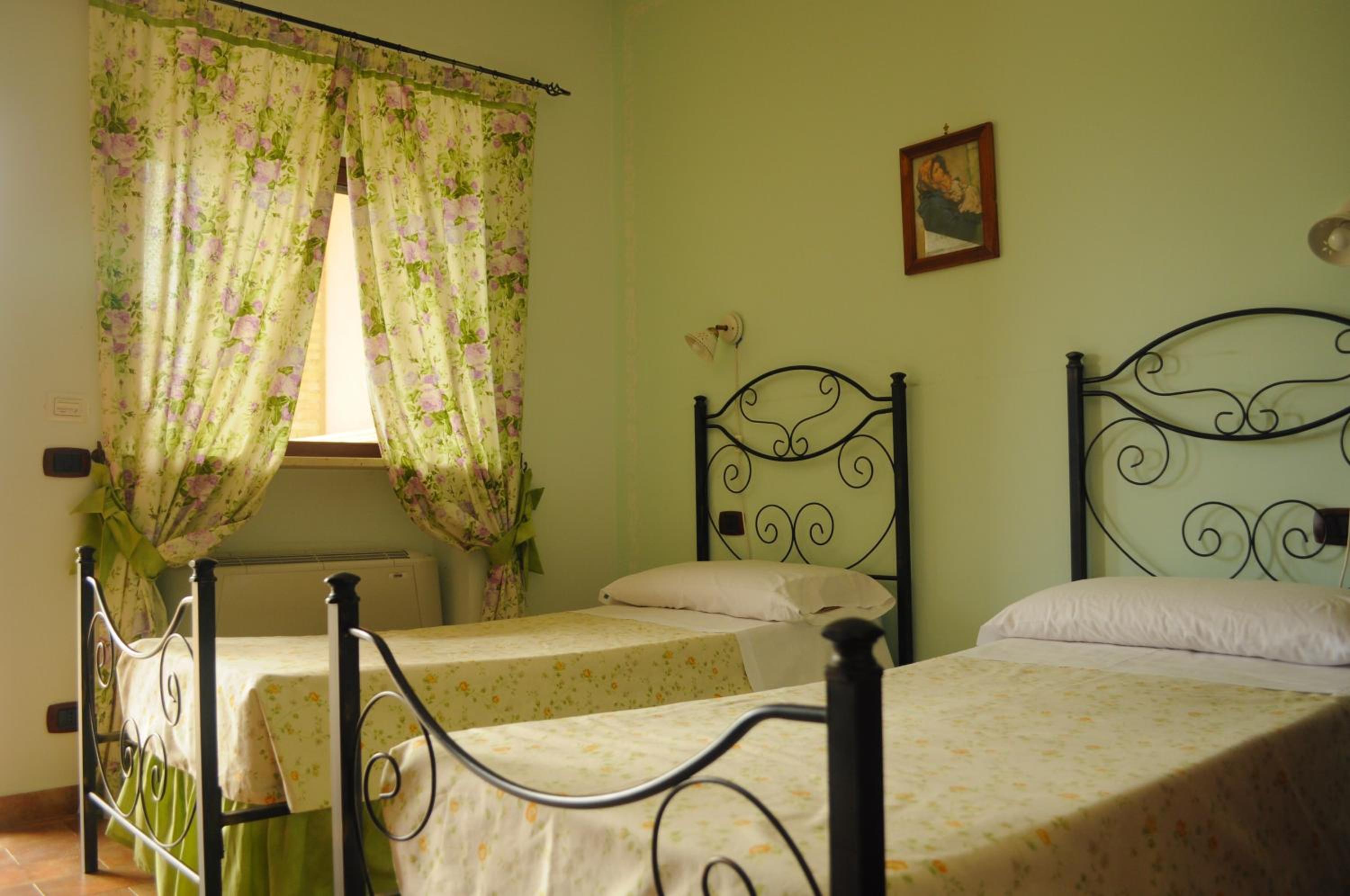 Family Room - Disability Access - Photo 1