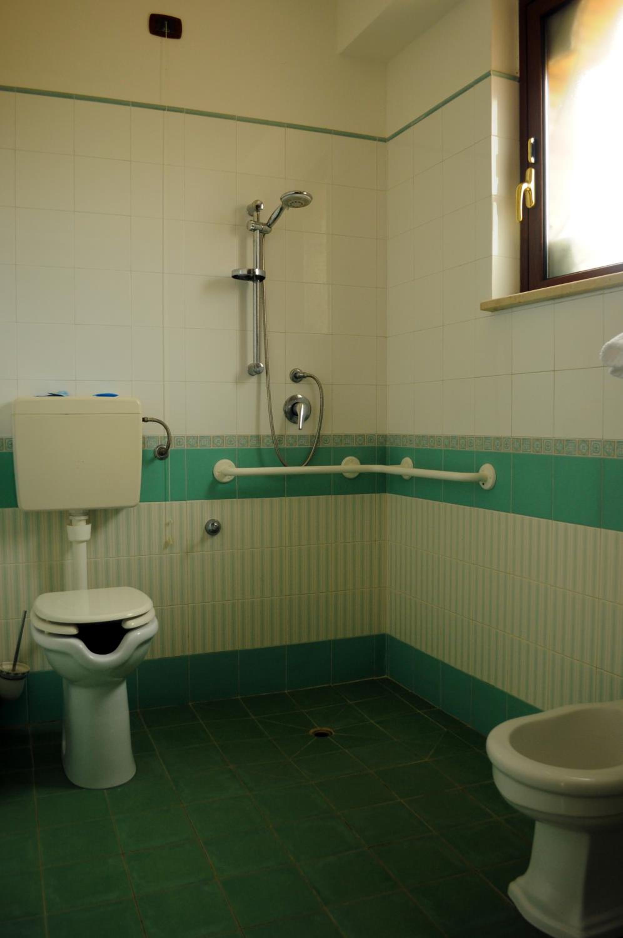 Family Room - Disability Access - Photo 10