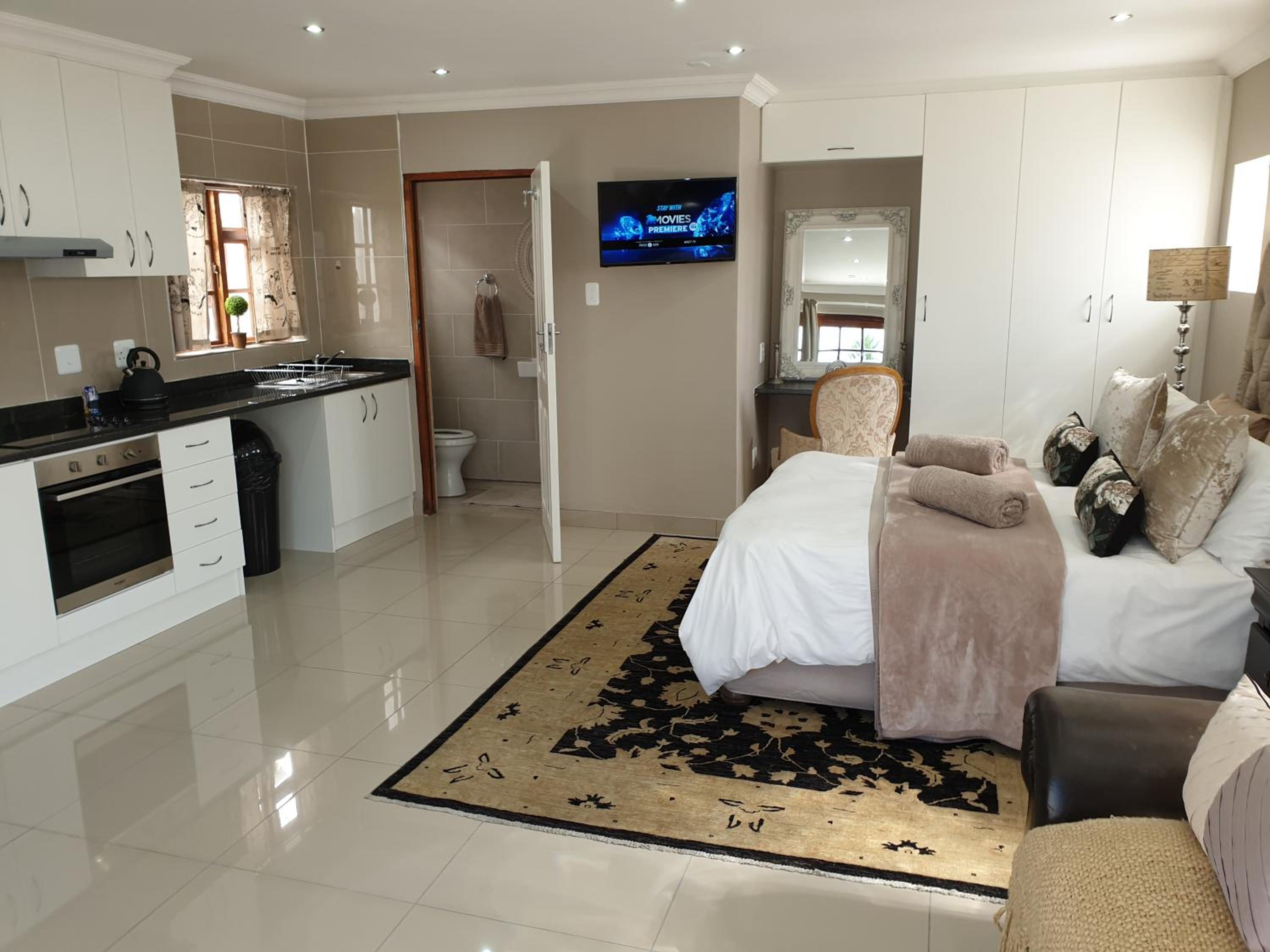 Studio Apartment - Photo 1