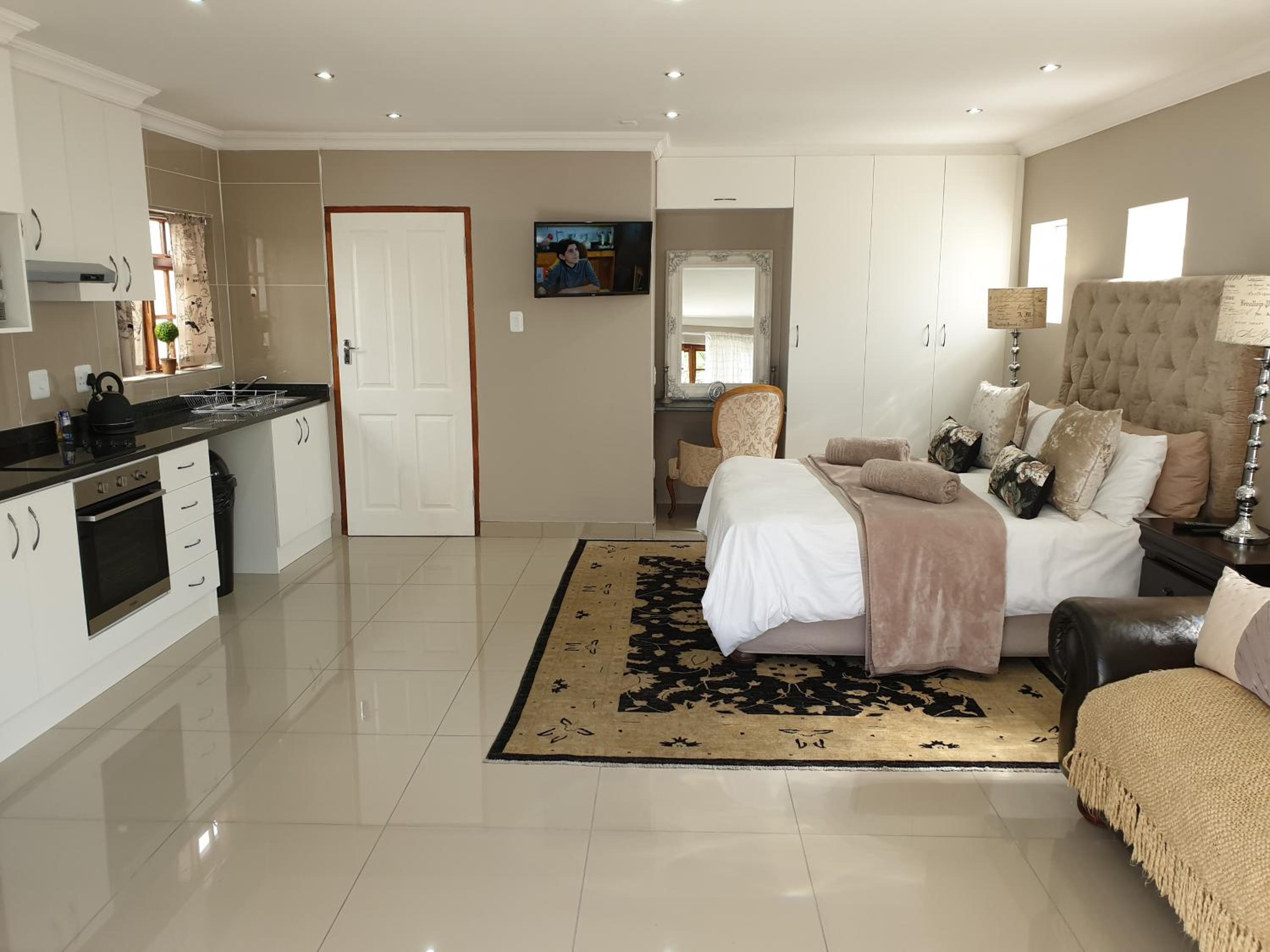 Studio Apartment - Photo 12