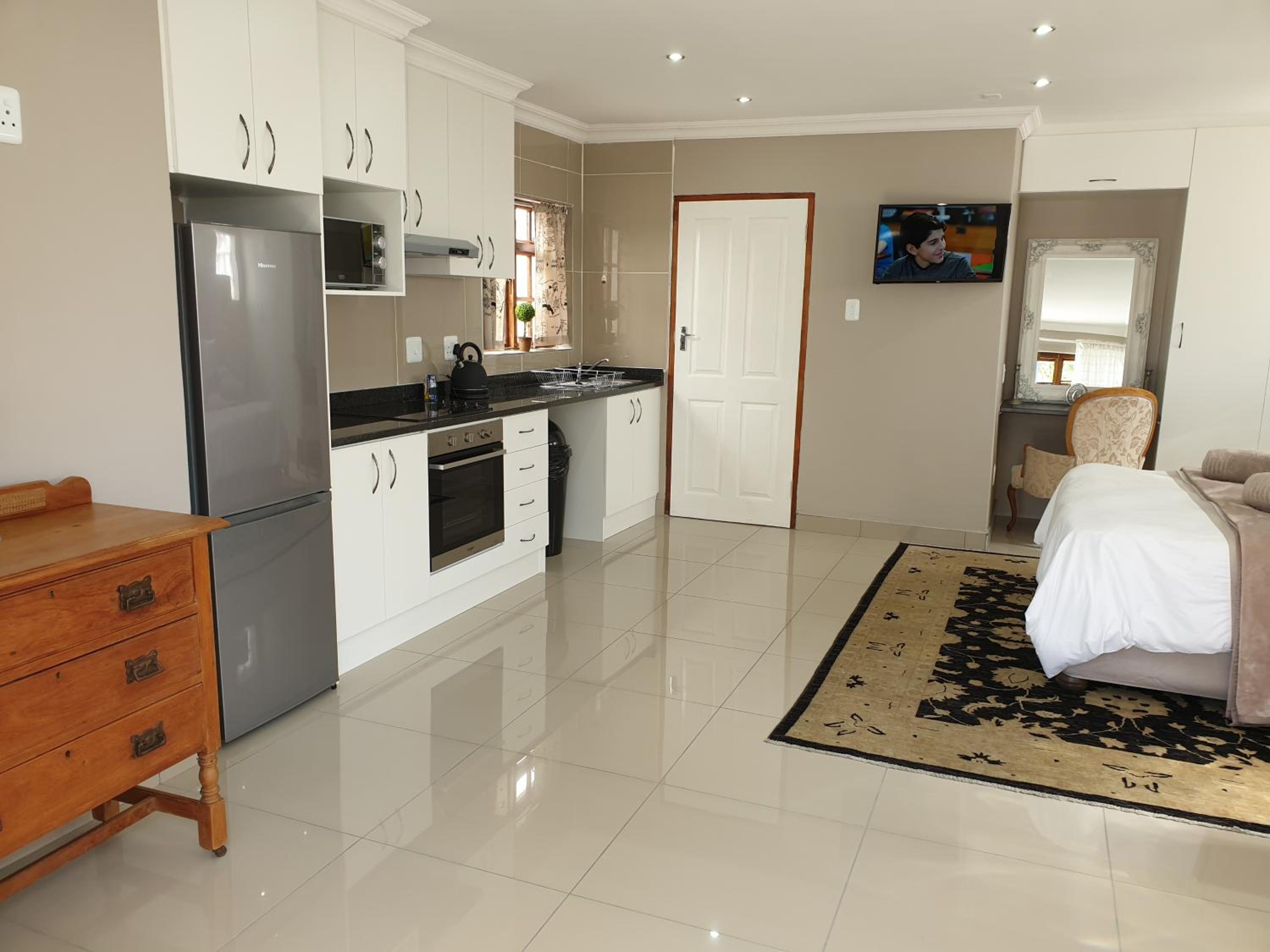 Studio Apartment - Photo 2