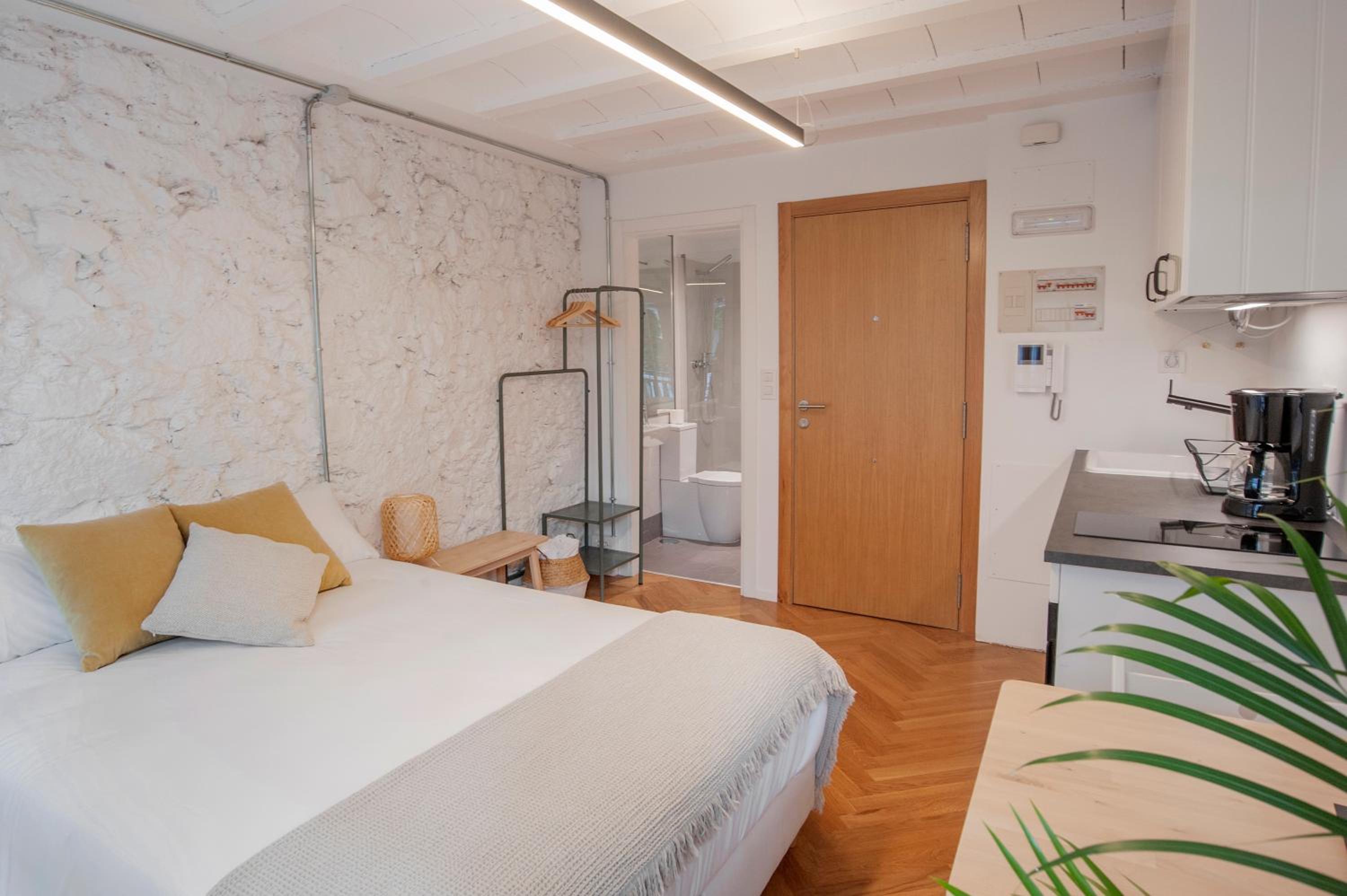 One-Bedroom Apartment - Photo 2
