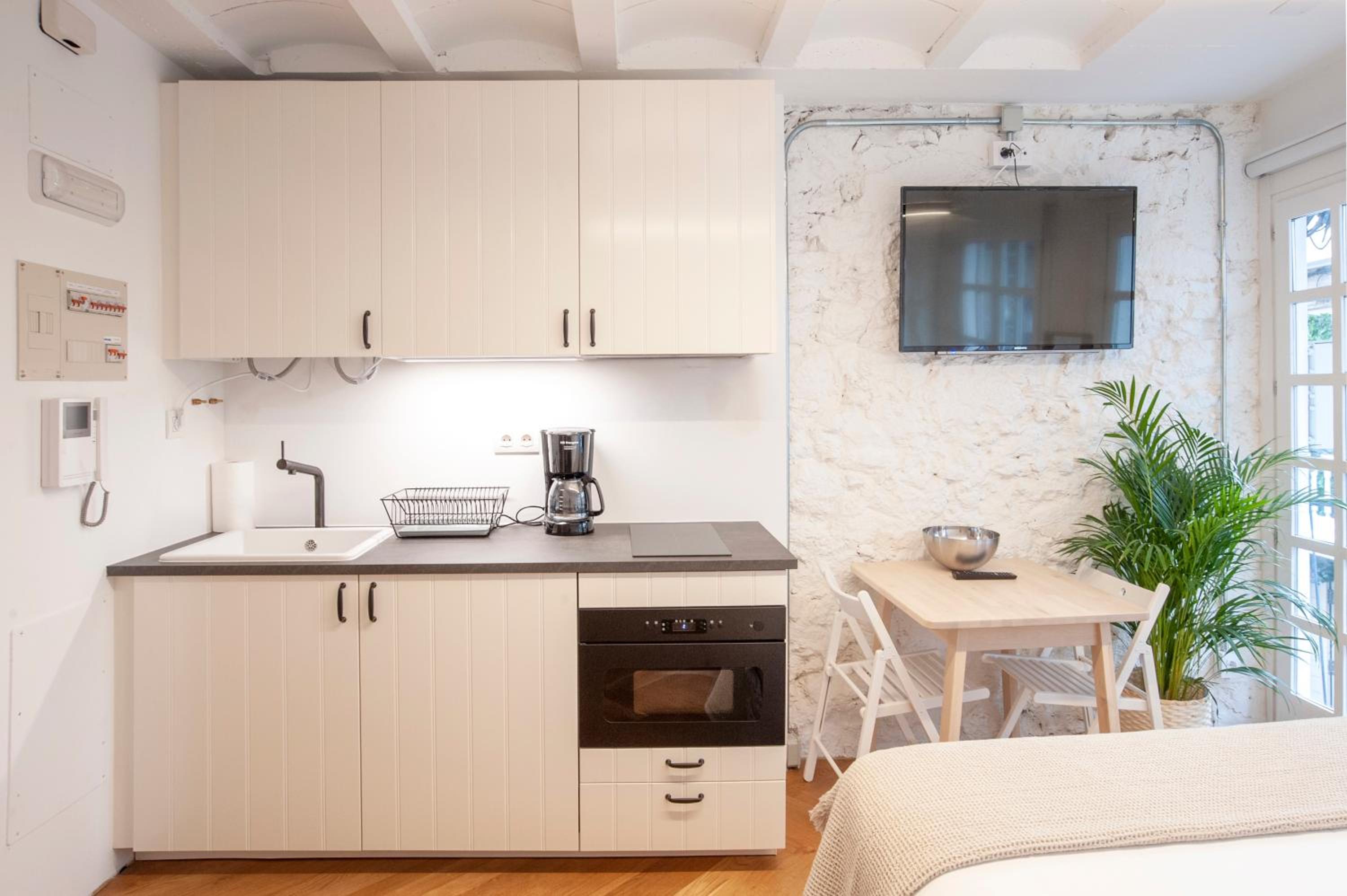 One-Bedroom Apartment - Photo 3
