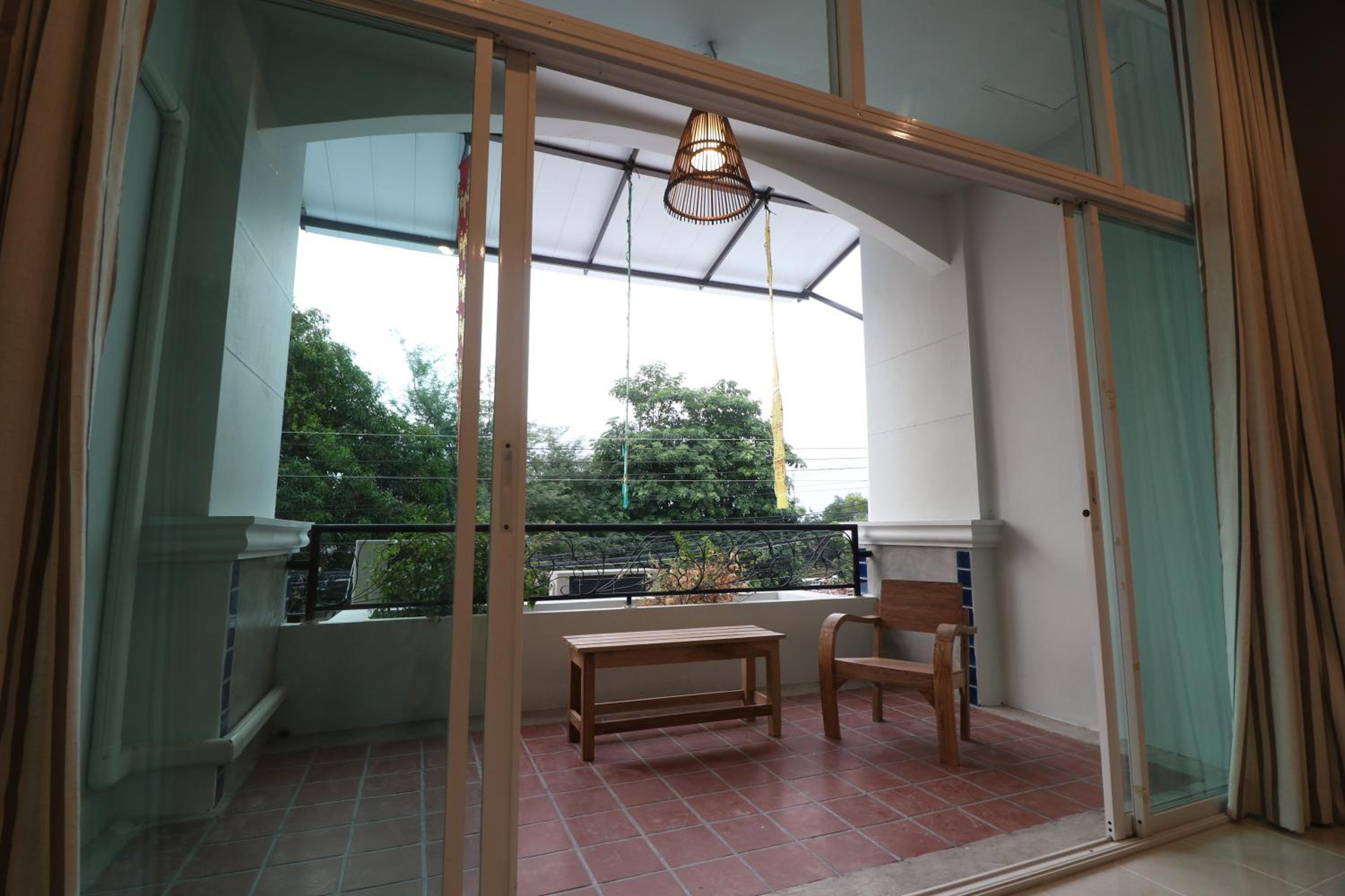 Deluxe Double Room with Balcony - Photo 4