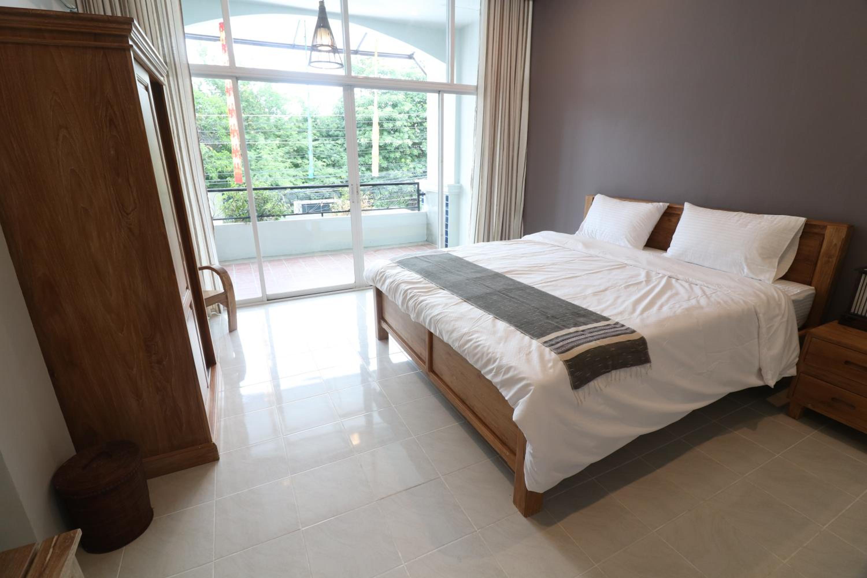 Deluxe Double Room with Balcony - Photo 6