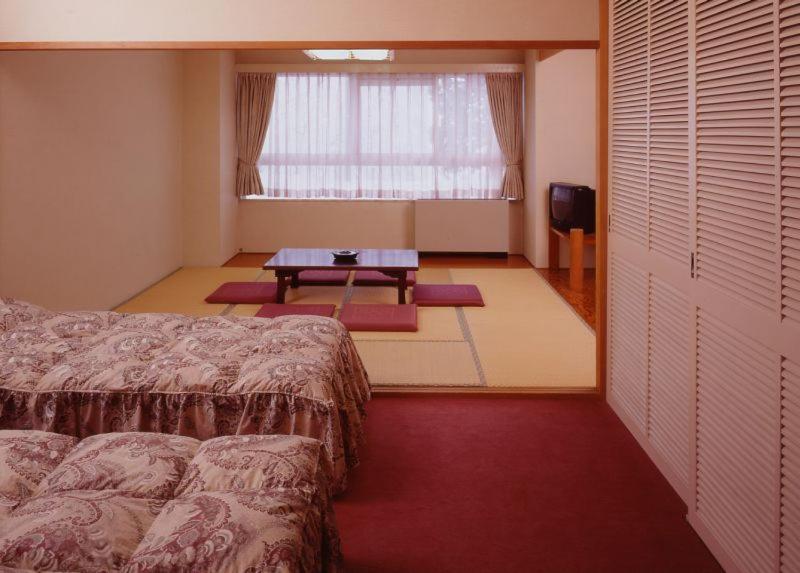 Japanese-Style Room with Tatami Area - Photo 4