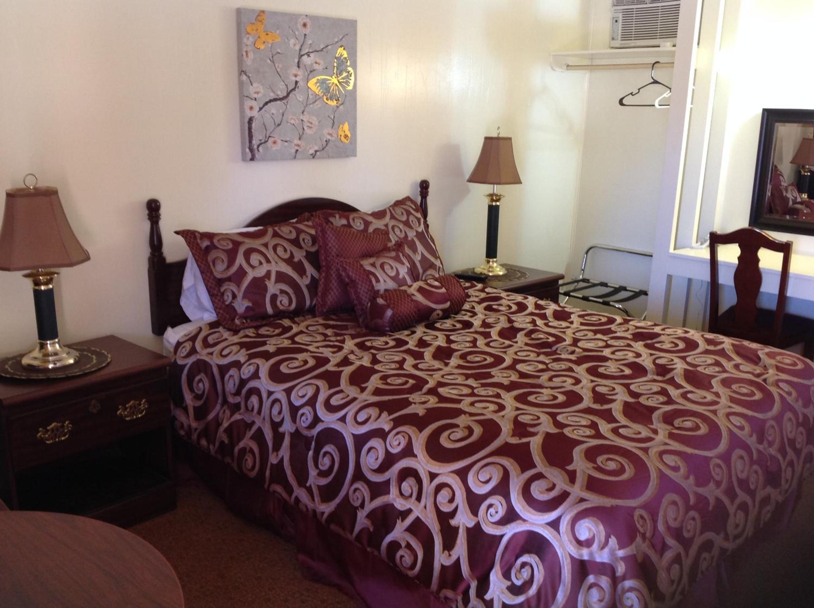 Queen Room photo 2