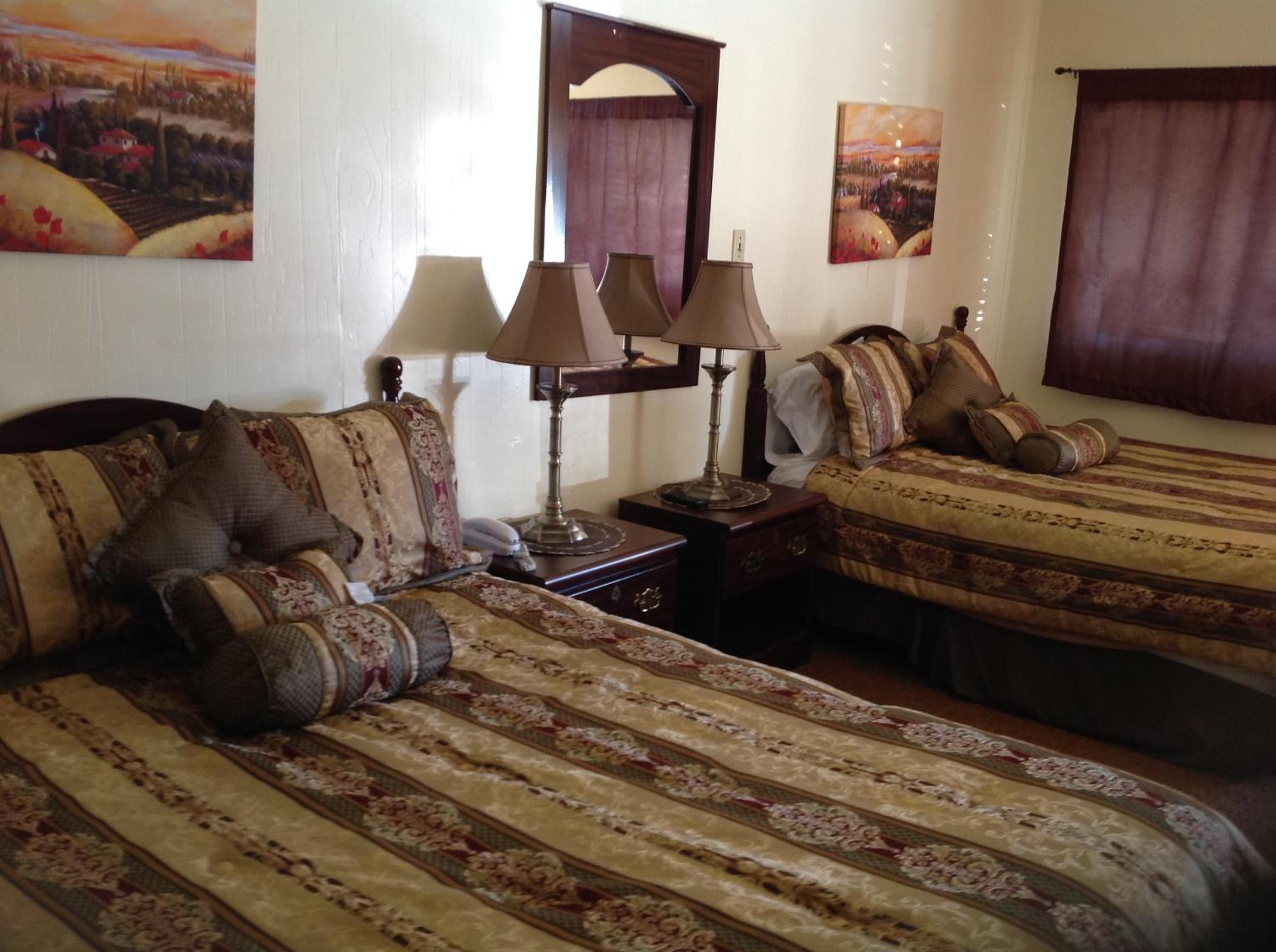 Queen Room with Two Queen Beds photo 2