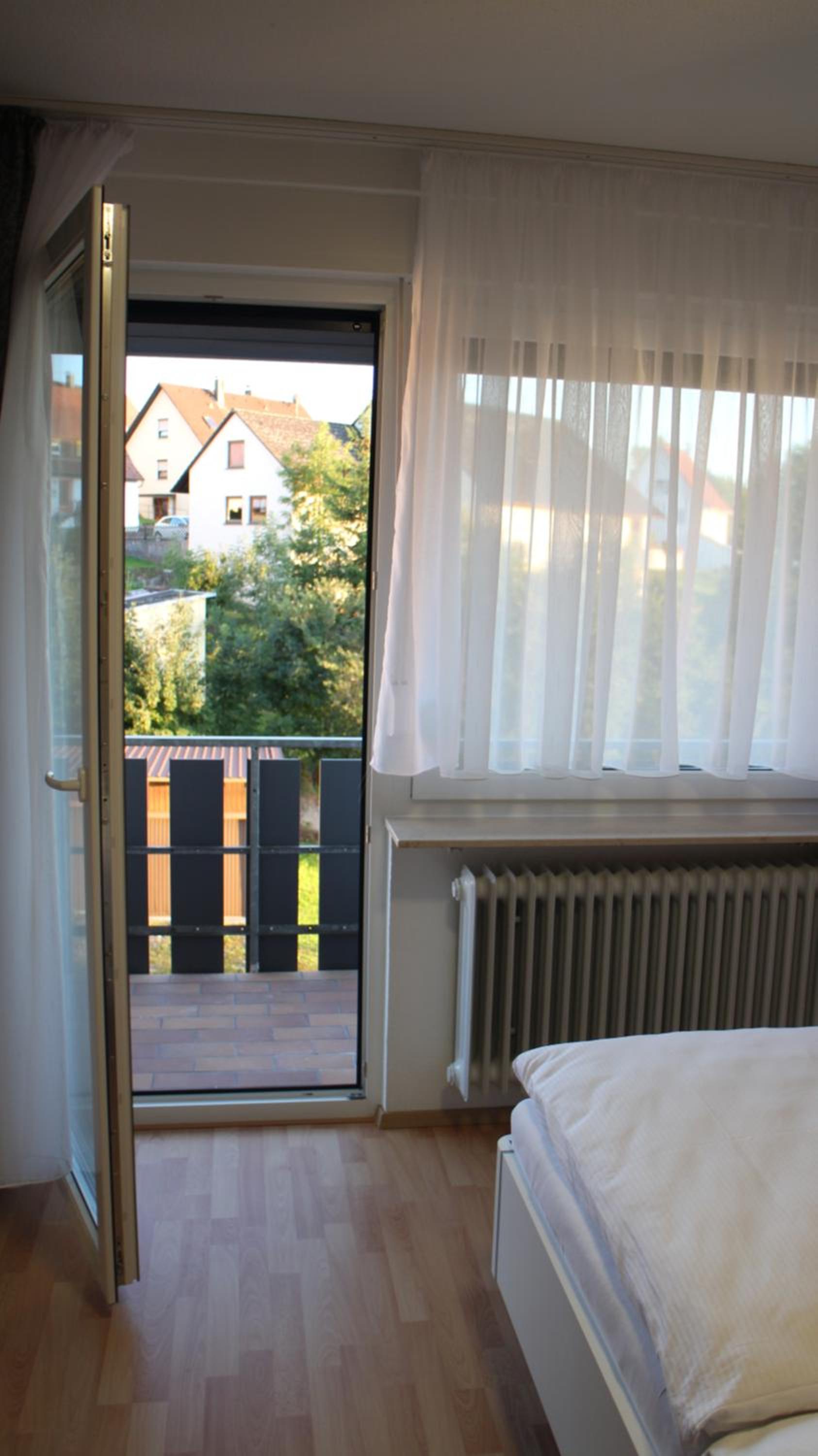 King Room with Balcony - Photo 4