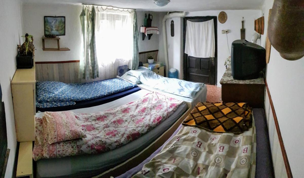 Economy Quadruple Room with Shared Bathroom photo 2