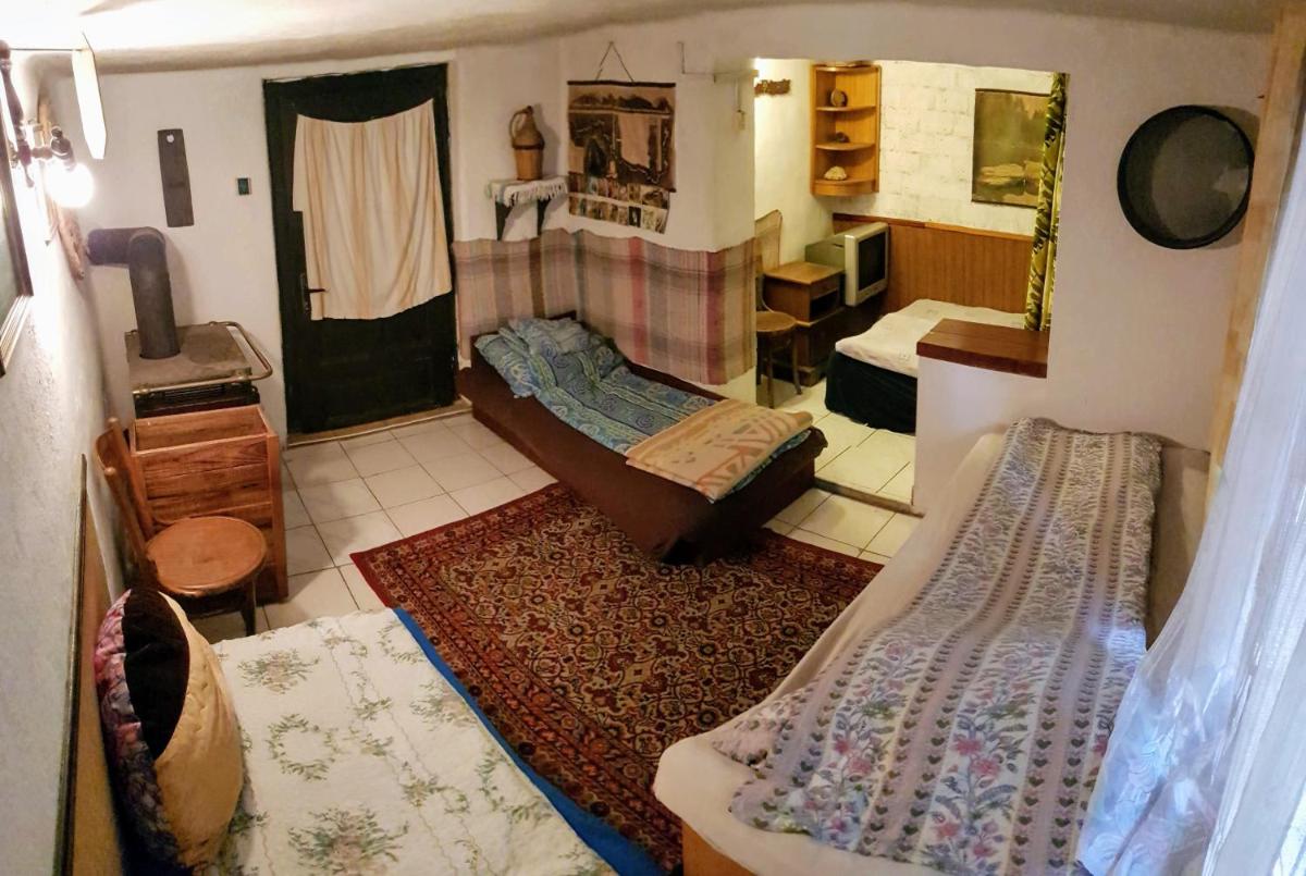 Family Room with Shared Bathroom photo 1
