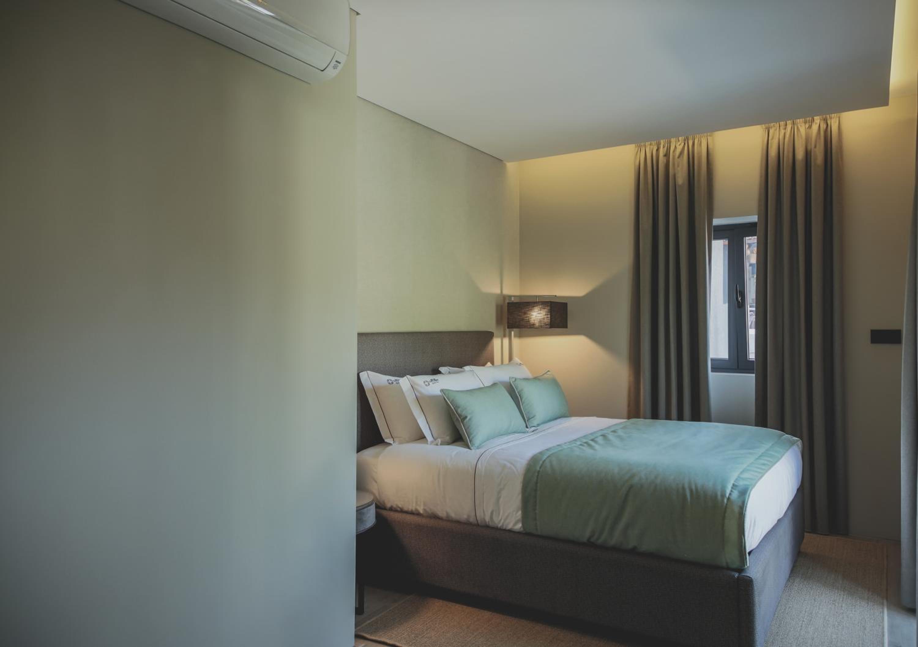 Deluxe Double Room with Balcony photo 3