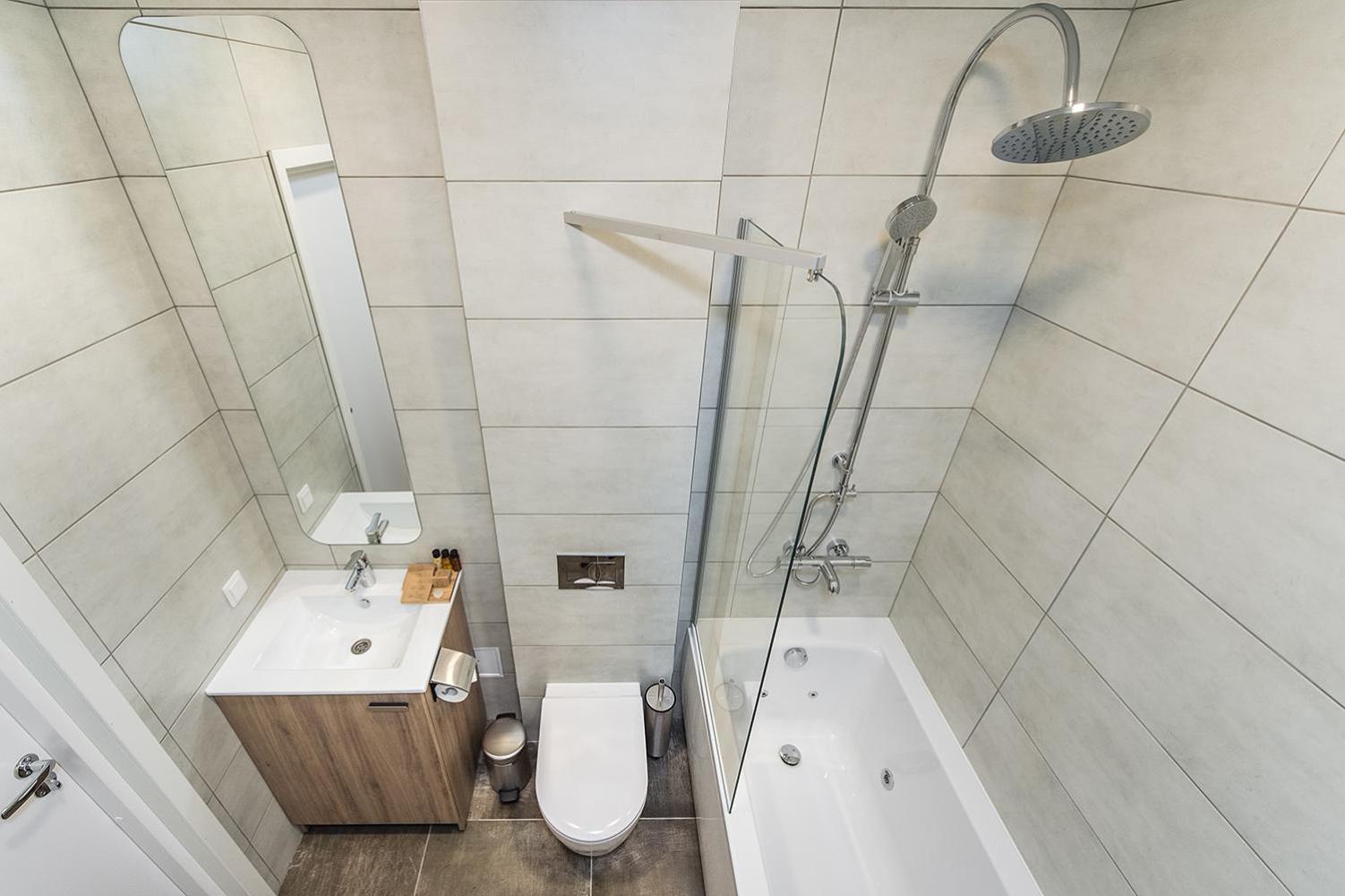 Family Apartment with Jet Bath - Photo 7
