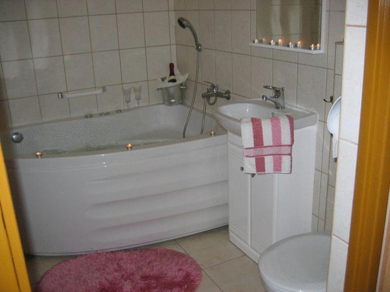 Double Room with Spa Bath - Photo 5