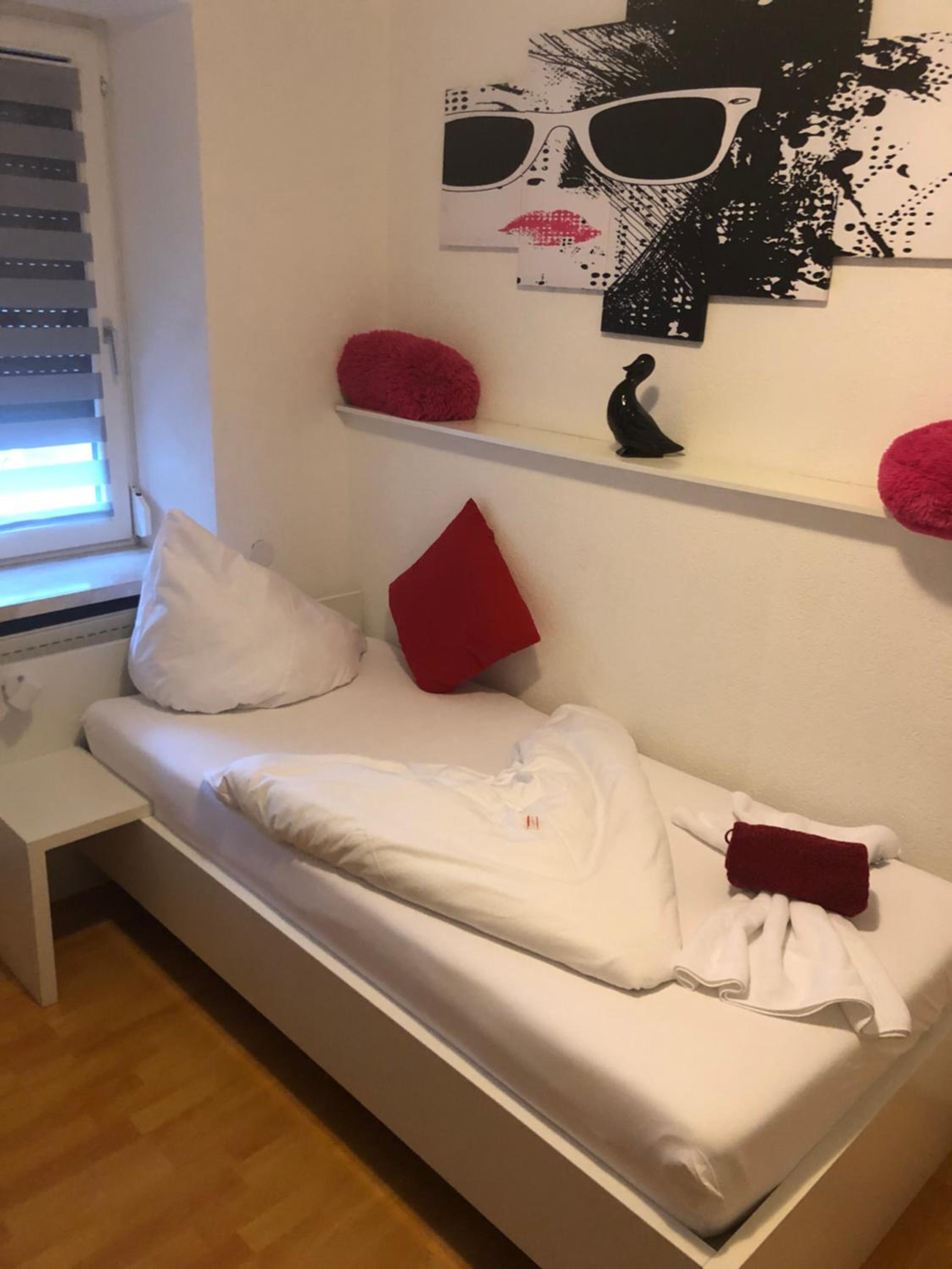 Single Room with Bathroom photo 2