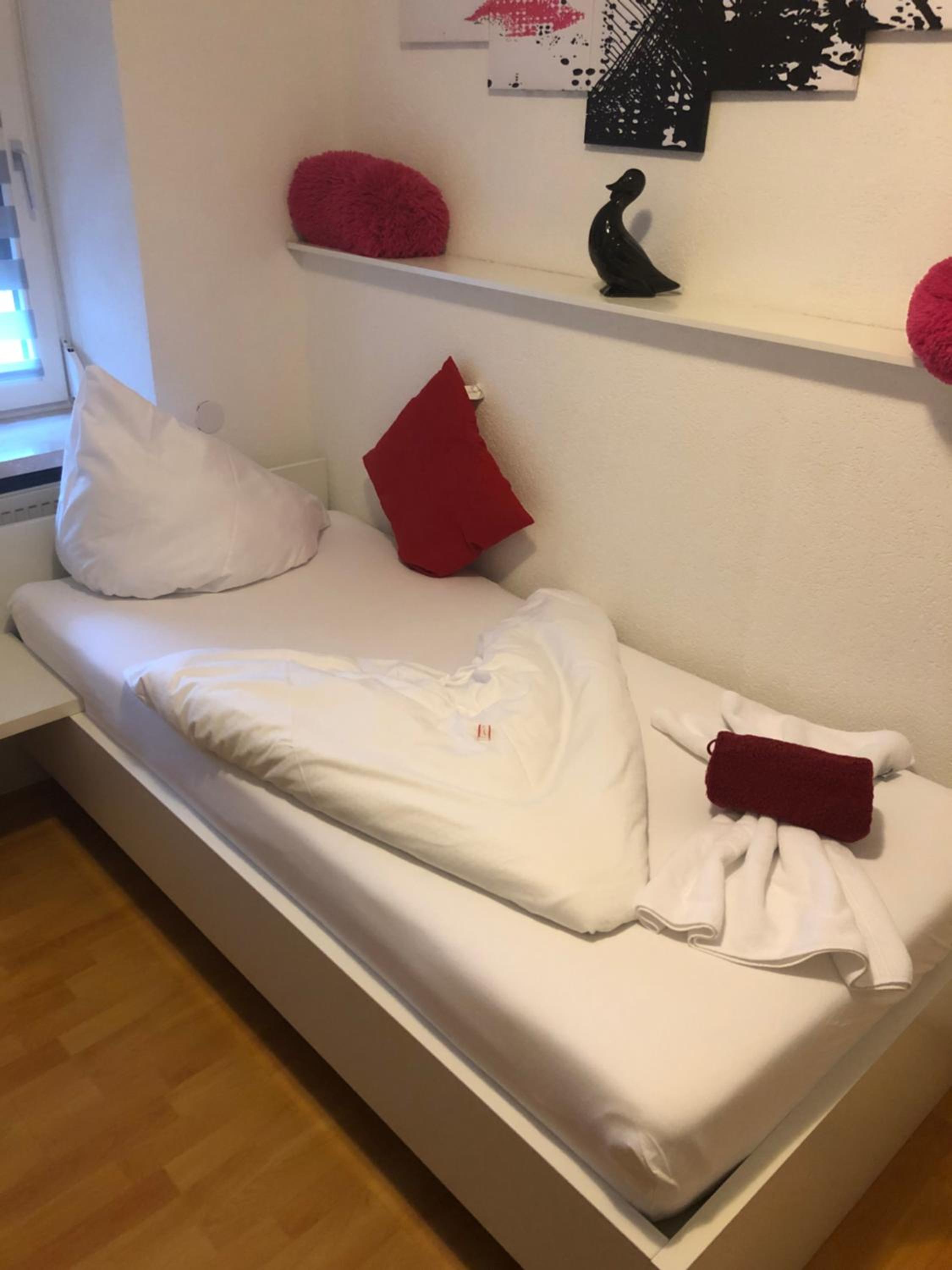 Single Room with Bathroom photo 1