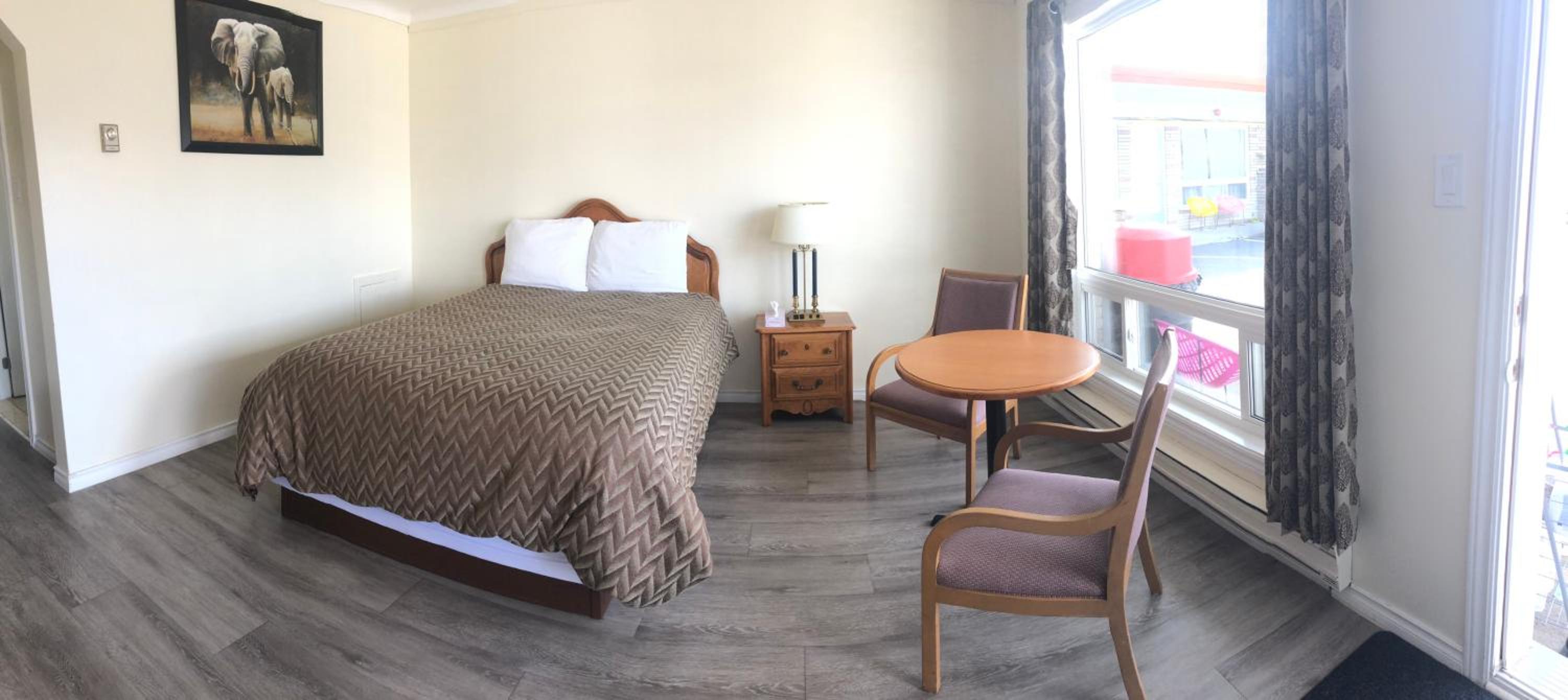 Queen Room - Non-Smoking - Photo 1
