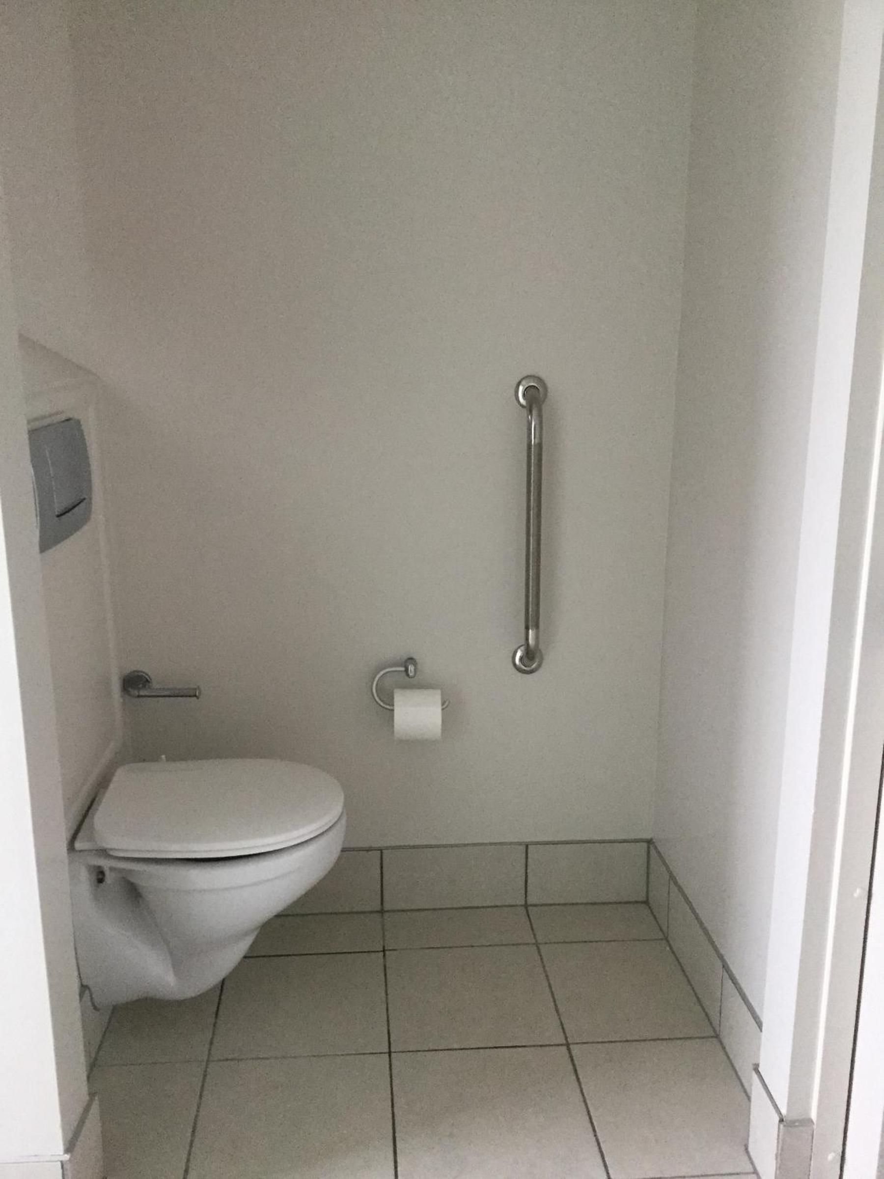 Large One-Bedroom Suite - Photo 13