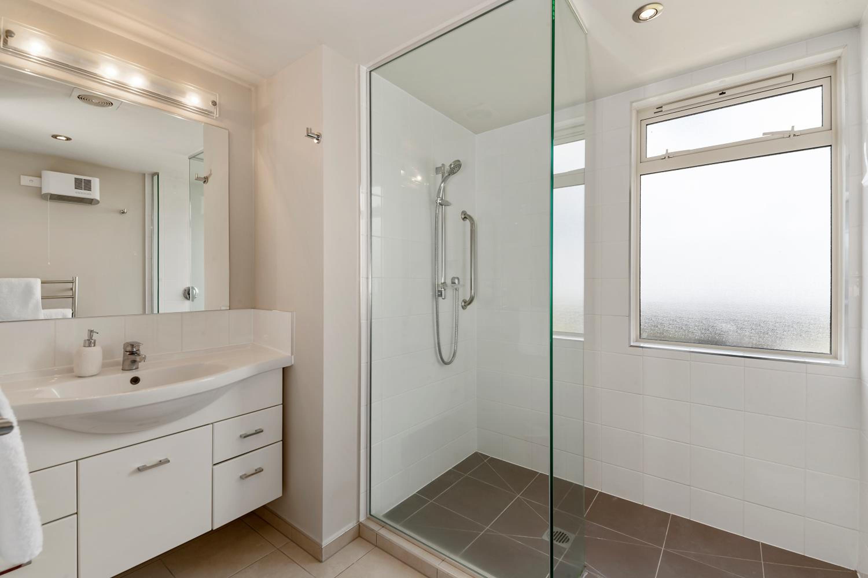 Large One-Bedroom Suite - Photo 12