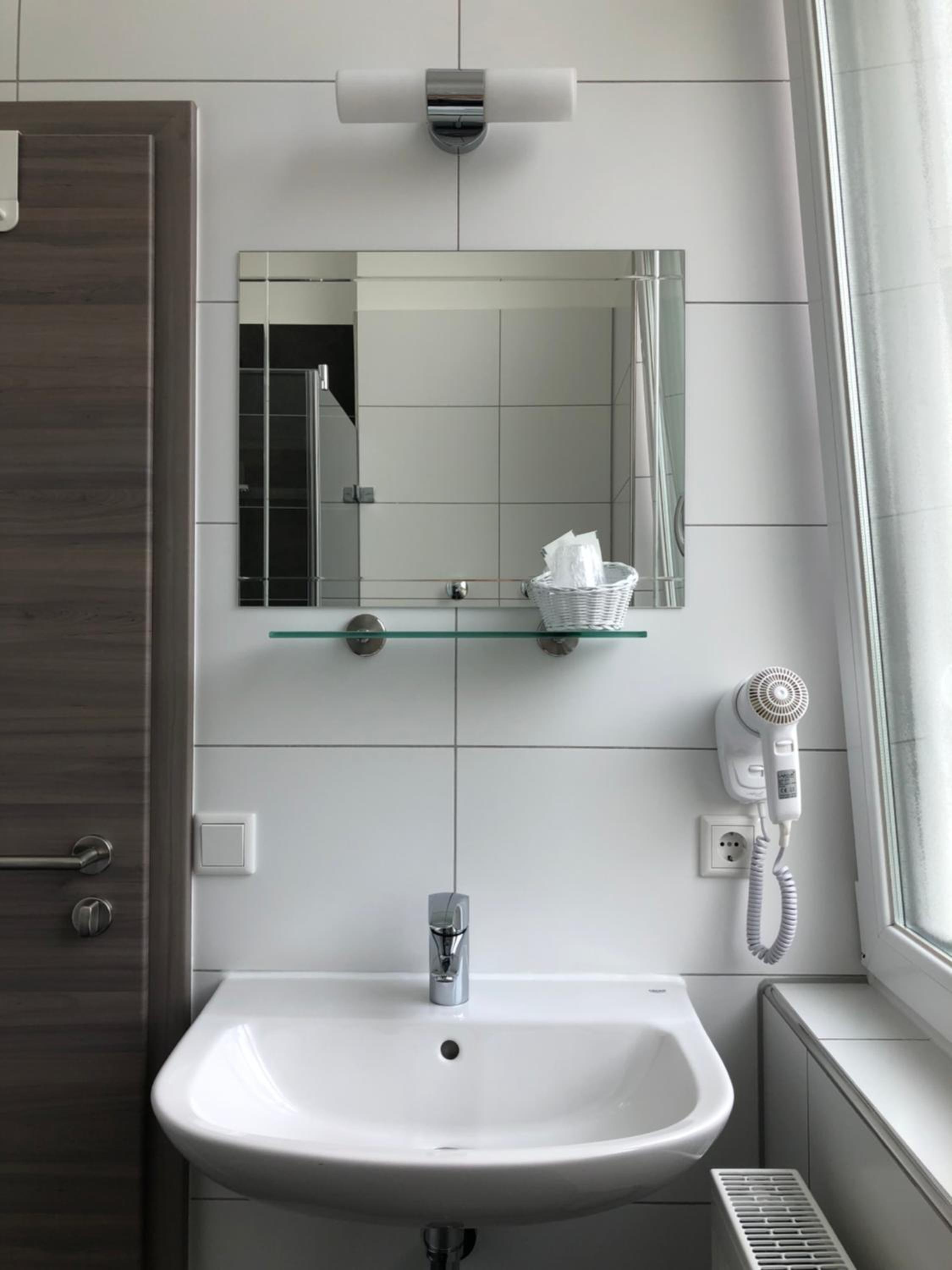 Double or Twin Room with Private Bathroom - Photo 8