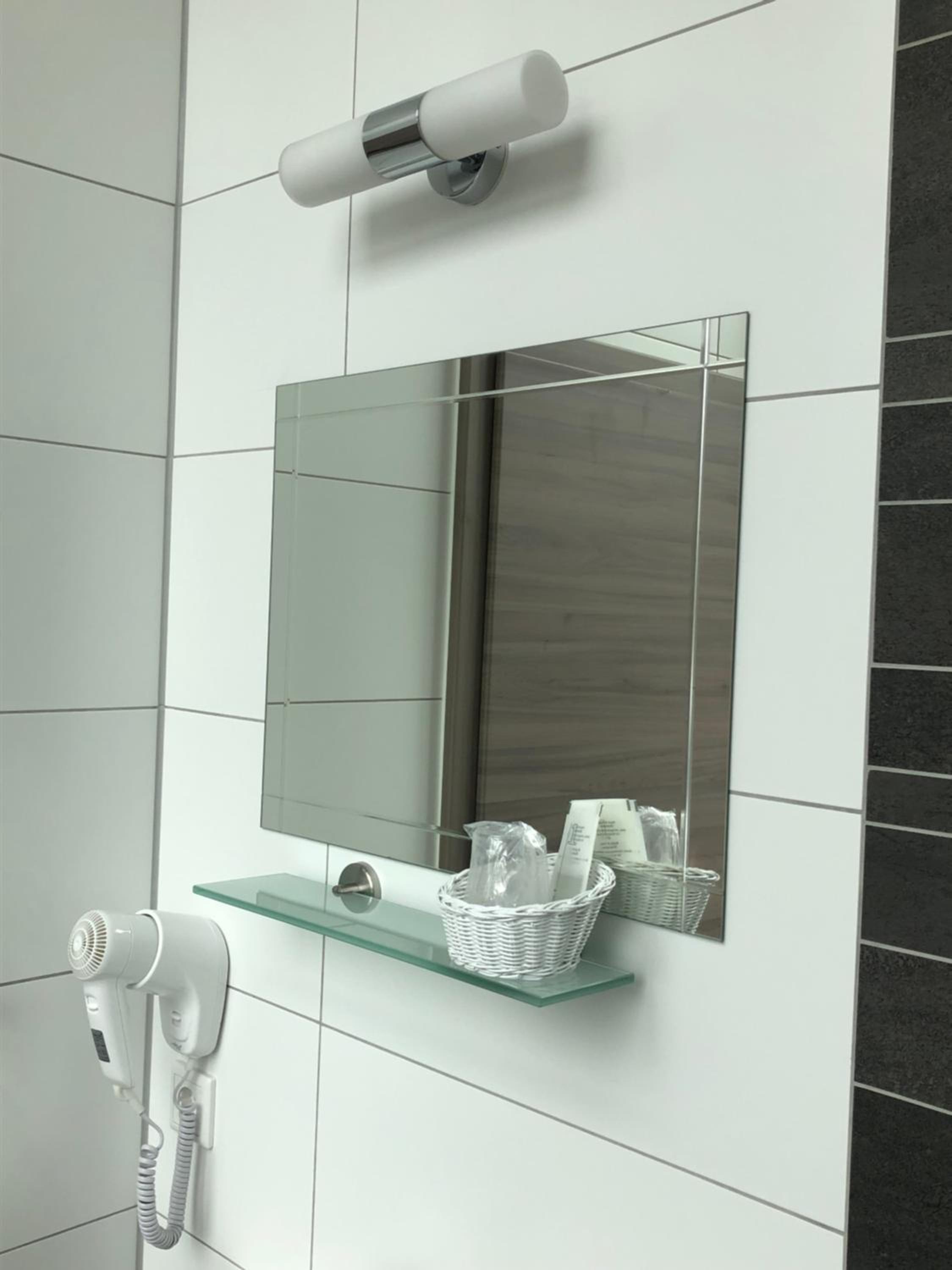 Twin Room with Shower - Photo 1