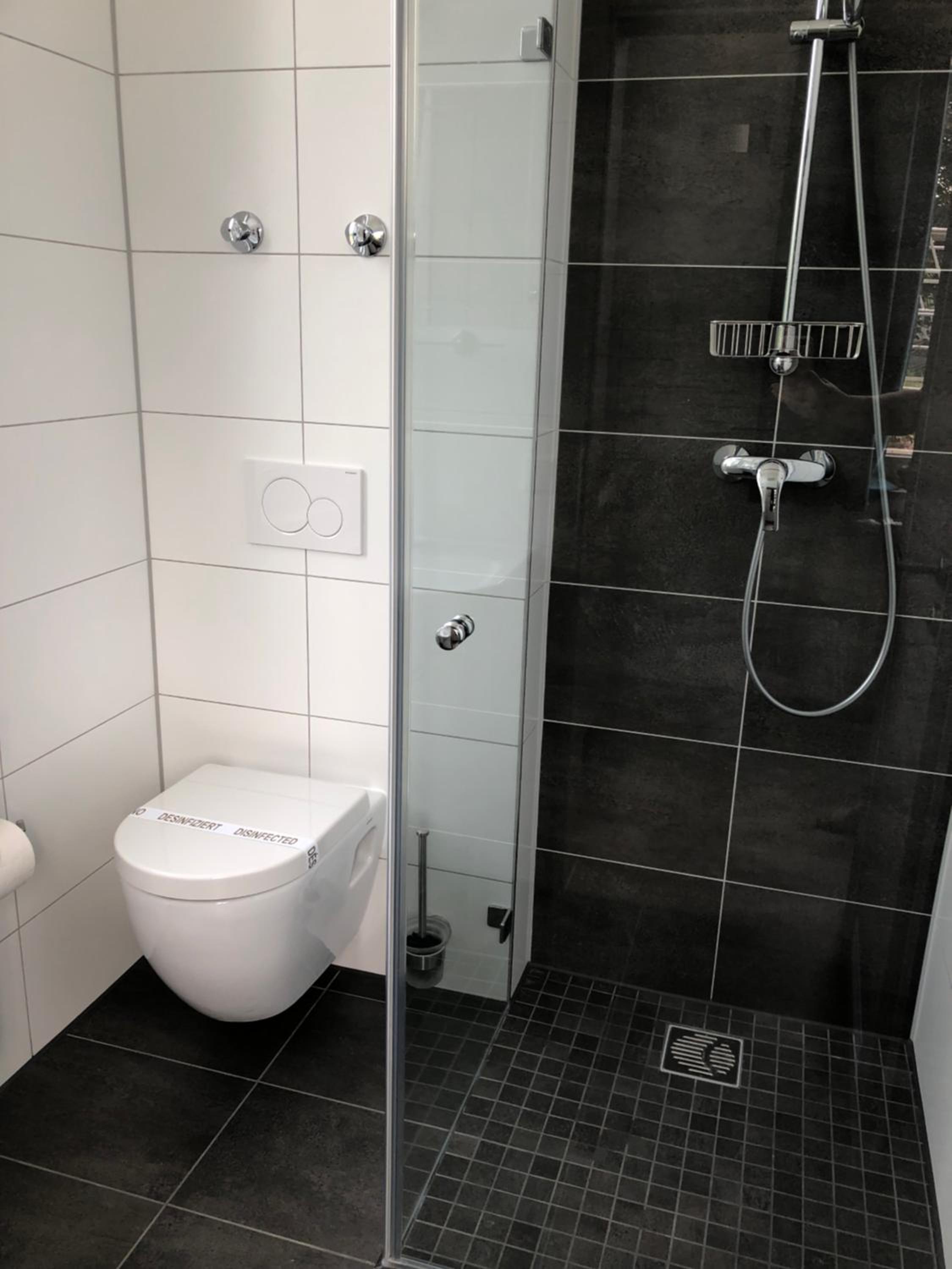 Double or Twin Room with Private Bathroom - Photo 7