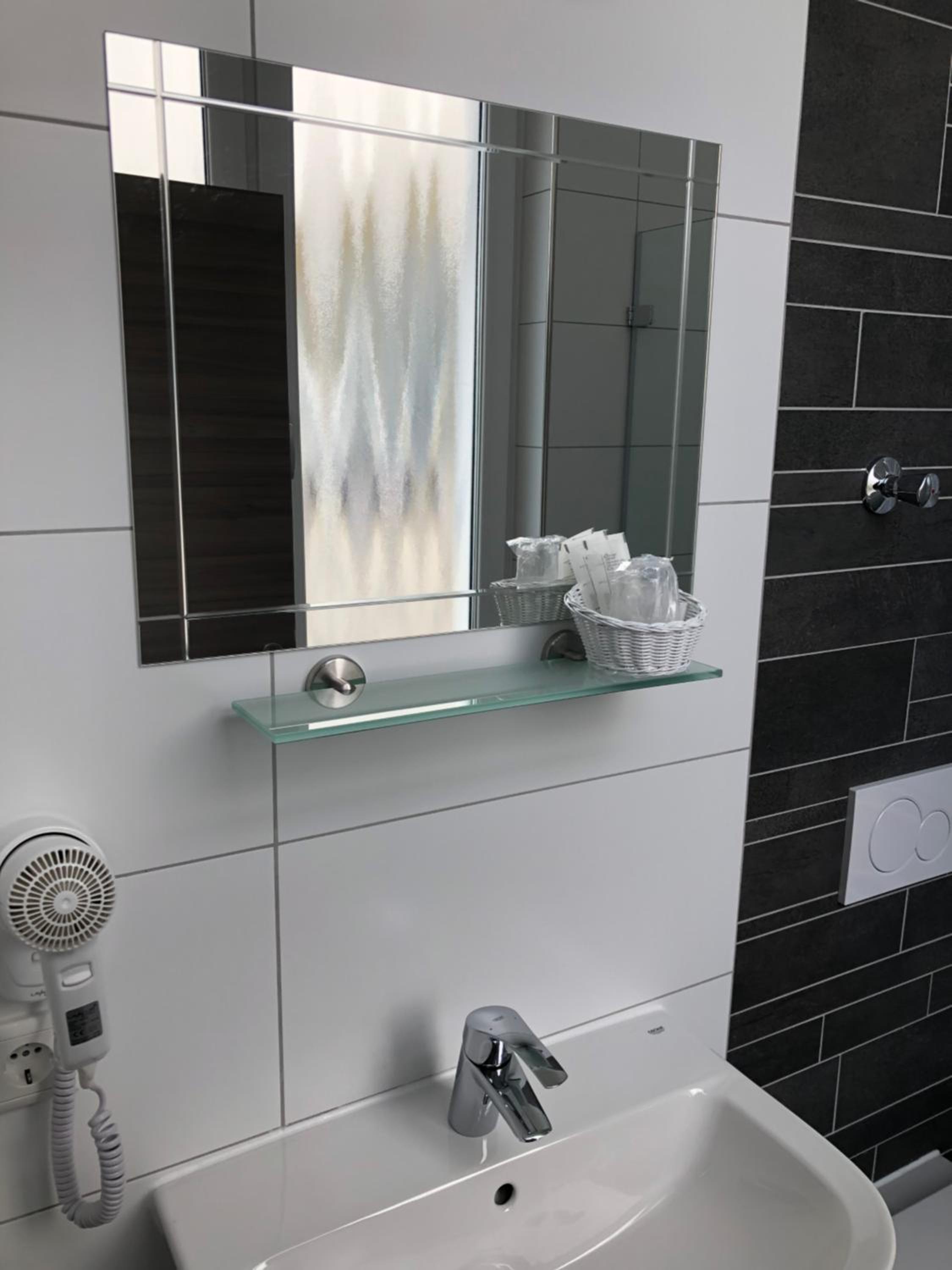 Double or Twin Room with Private Bathroom - Photo 6