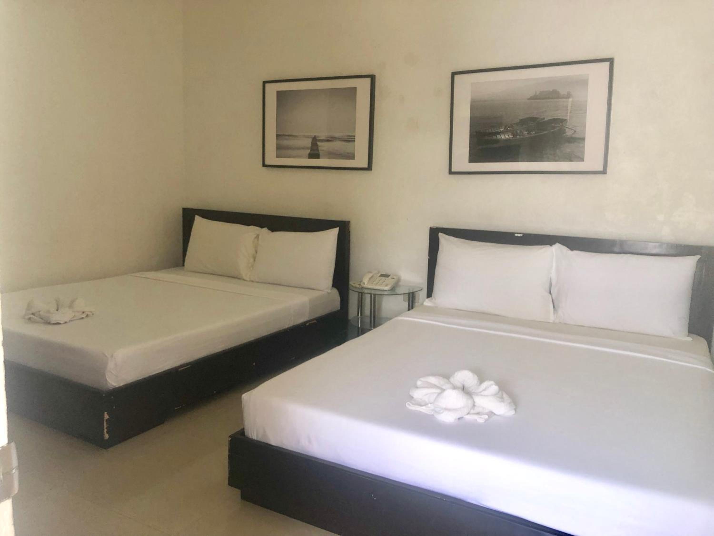 Quadruple Room with Bathroom - Photo 1